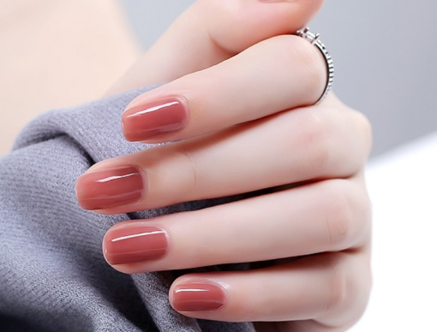 Mẫu nail màu đỏ đất luôn là sự lựa chọn hoàn hảo cho những cô nàng yêu thích sự đơn giản, nhẹ nhàng nhưng không kém phần sang trọng và tinh tế. Hãy để chiếc móng tay của bạn trở nên đẹp hơn với tone màu ấn tượng này.