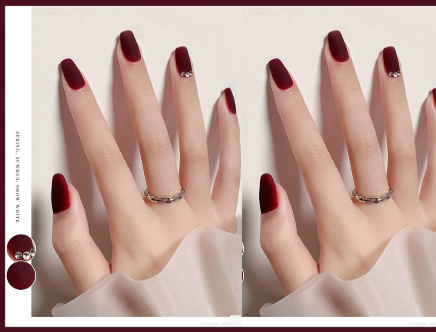 Đất thời thượng nails màu đỏ: Màu đỏ của nails được kết hợp với đất cát trắng mang đến cho bạn một mẫu móng tay độc đáo, sáng tạo và cực kỳ đẳng cấp. Điểm nổi bật của mẫu móng tay này chính là sự kết hợp táo bạo giữa sắc đỏ rực rỡ và sự tinh tế của đất thời thượng. Hãy để bản thân bạn tỏa sáng với đôi móng tay này.