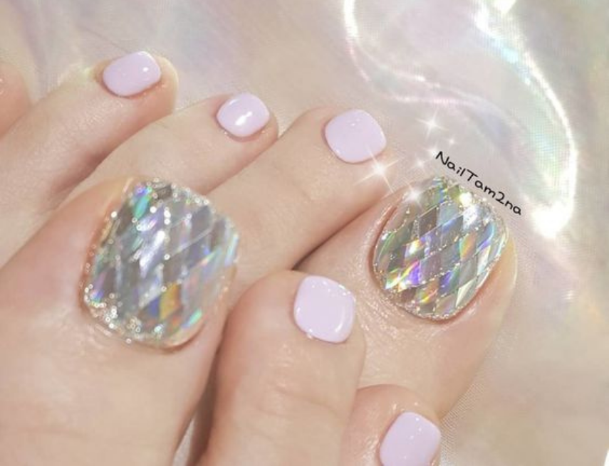 Làm nail chân đính đá kết hợp sơn móng