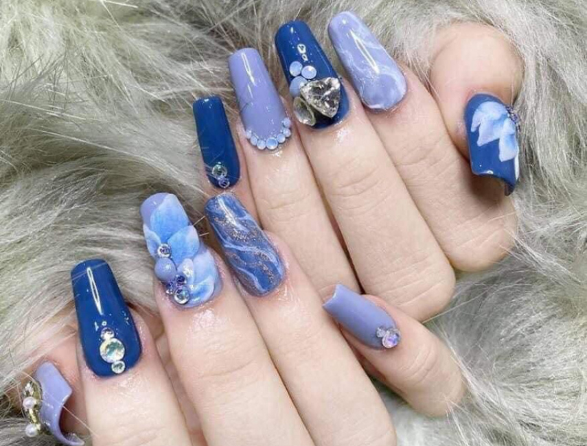 Mẫu nail đính đá màu xanh dương chính là màu nail được các nàng yêu thích nhất năm 2022