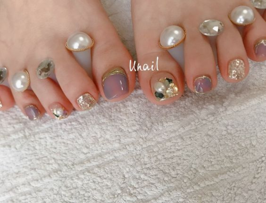 Mẫu nail chân đính đá cầu kỳ, ấn tượng