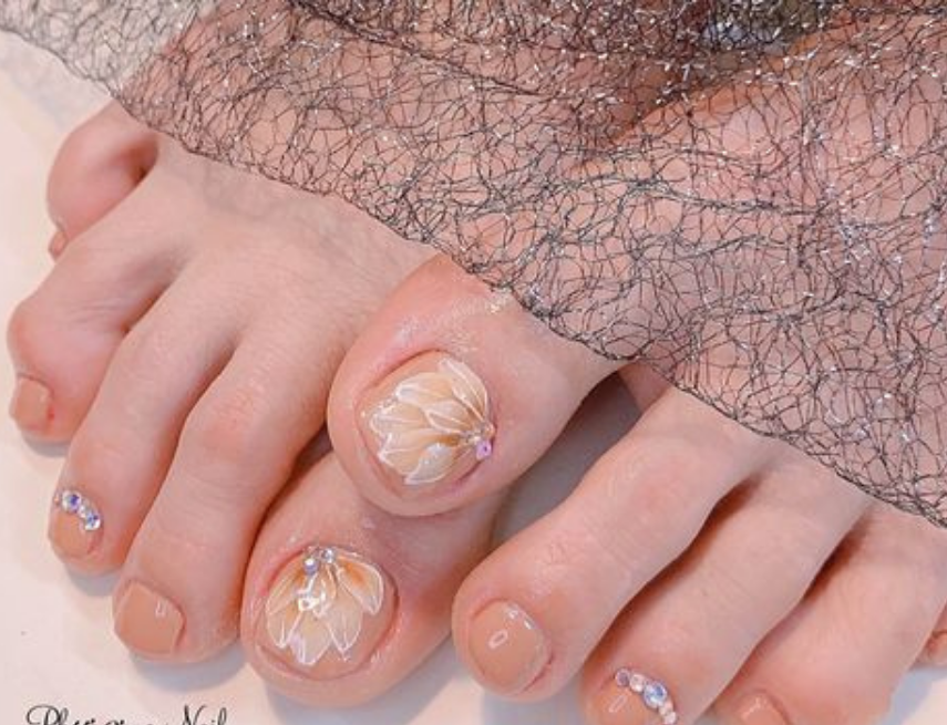 Mẫu nail hoạ tiết chìm đính đá sang trọng