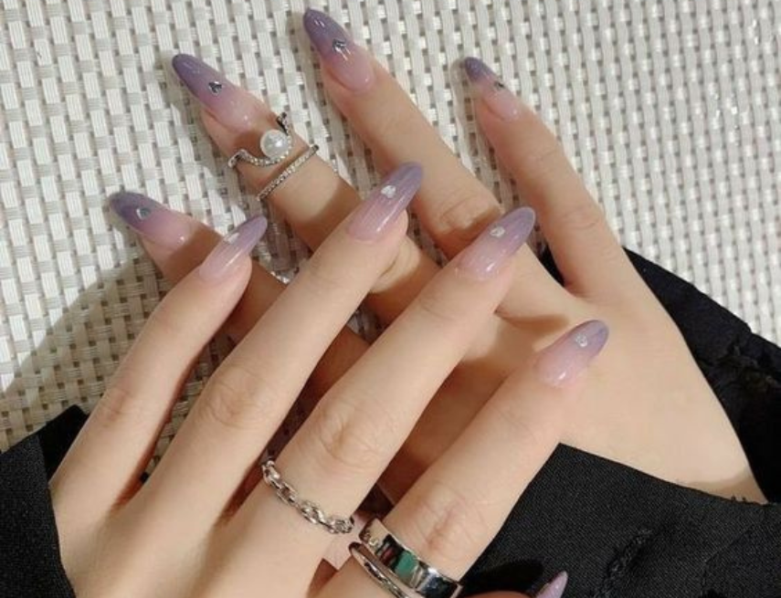 Được làm bằng công nghệ mới nhất, nail ombre hồng tím mang lại sắc độc đáo và cuốn hút cho đôi tay của bạn. Với màu sắc tươi tắn và mượt mà, đây là lựa chọn hoàn hảo để tôn lên vẻ đẹp của bạn. Hãy xem hình ảnh để cảm nhận sự độc đáo và tươi tắn của nail ombre hồng tím!