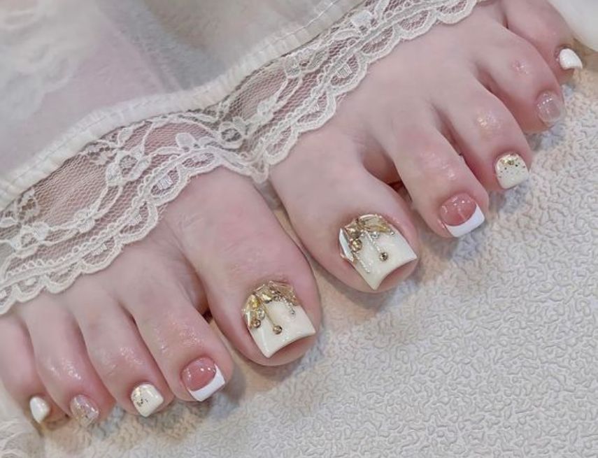 Top 4 mẫu móng chân đính đá giúp cô dâu lộng lẫy trong ngày cưới