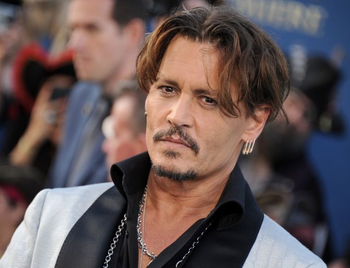 Phong cách thời trang lãng tử “bad boy” của diễn viên Johnny Depp