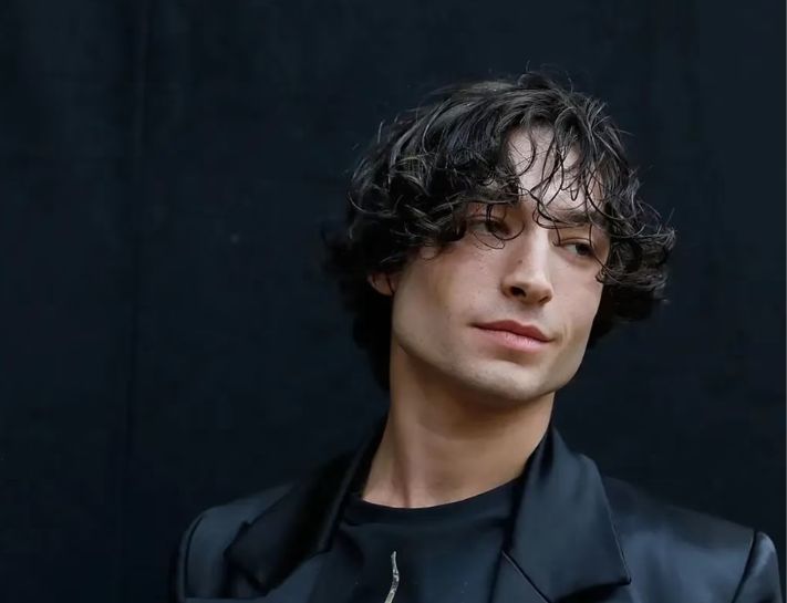 Diễn viên Ezra Miller cùng gout thời trang ấn tượng khiến bạn phải bất ngờ