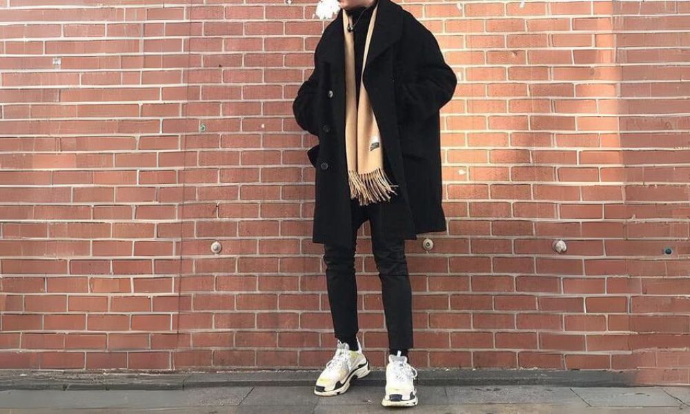 Mix linh hoạt áo khoác dạ dài với giày Balenciaga