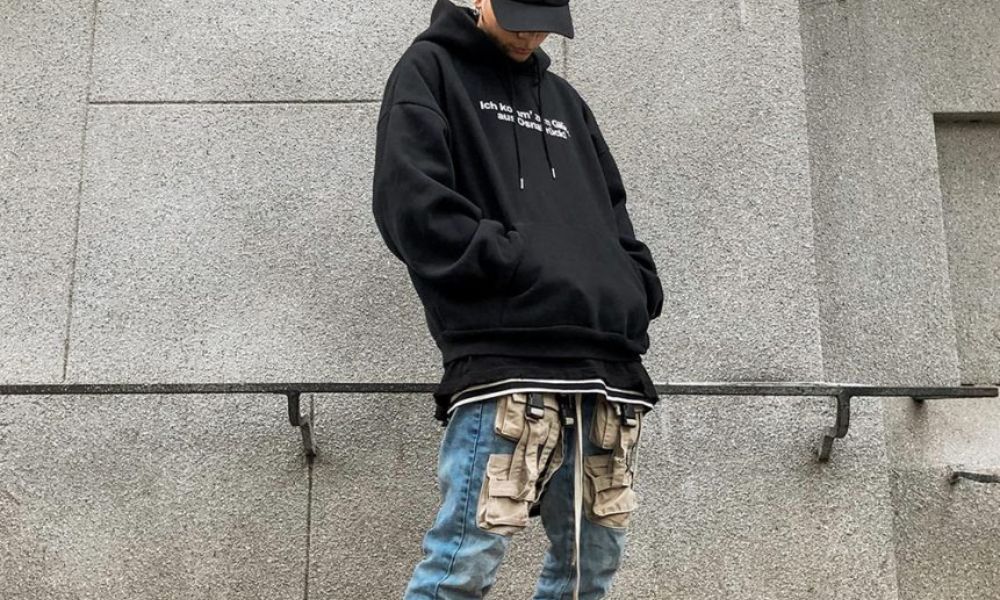 Phối quần jeans với áo hoodie