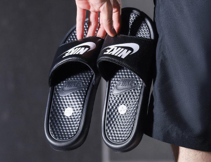 Nike Benassi Simple với logo nổi bật