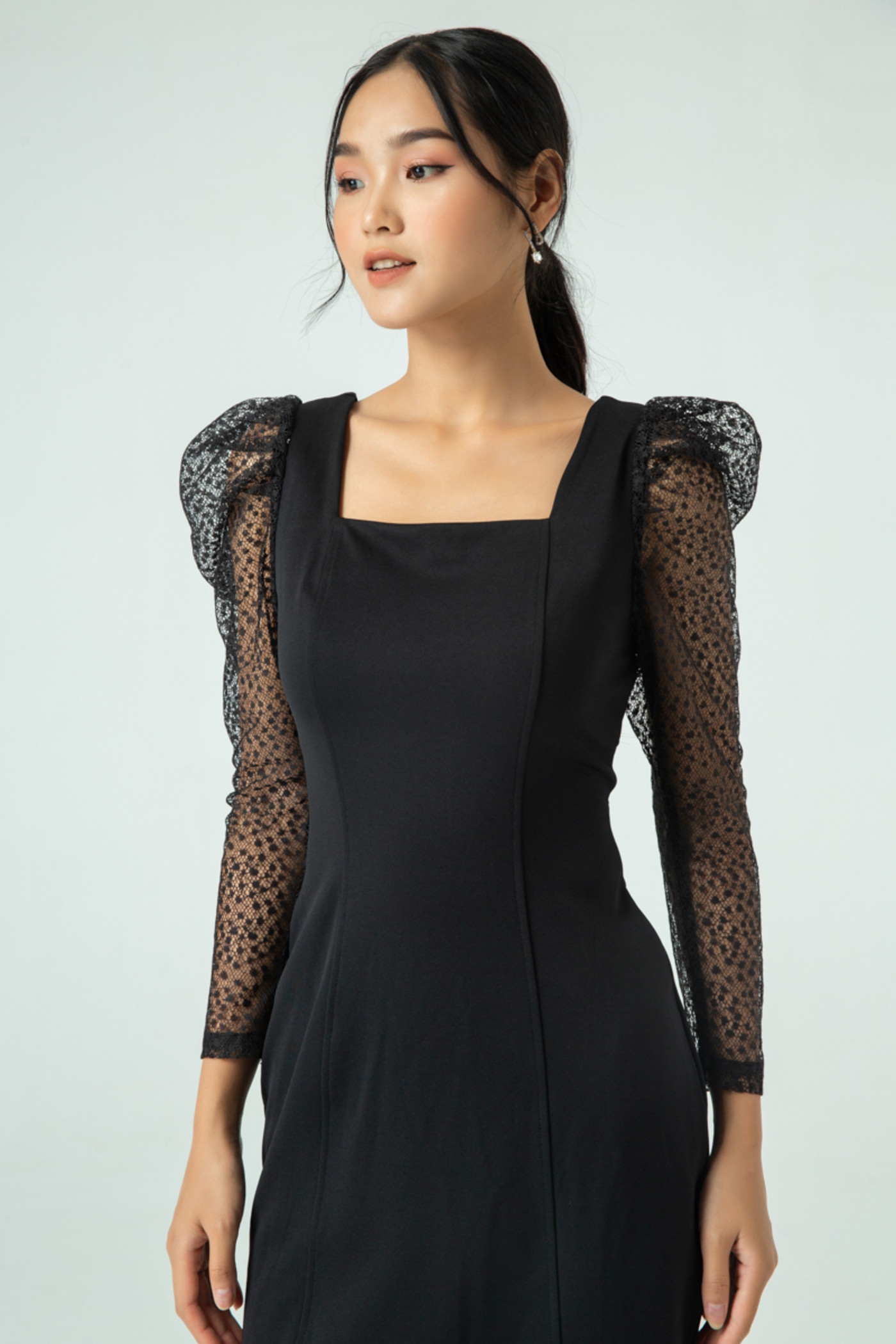 Đầm đen vai lưới 