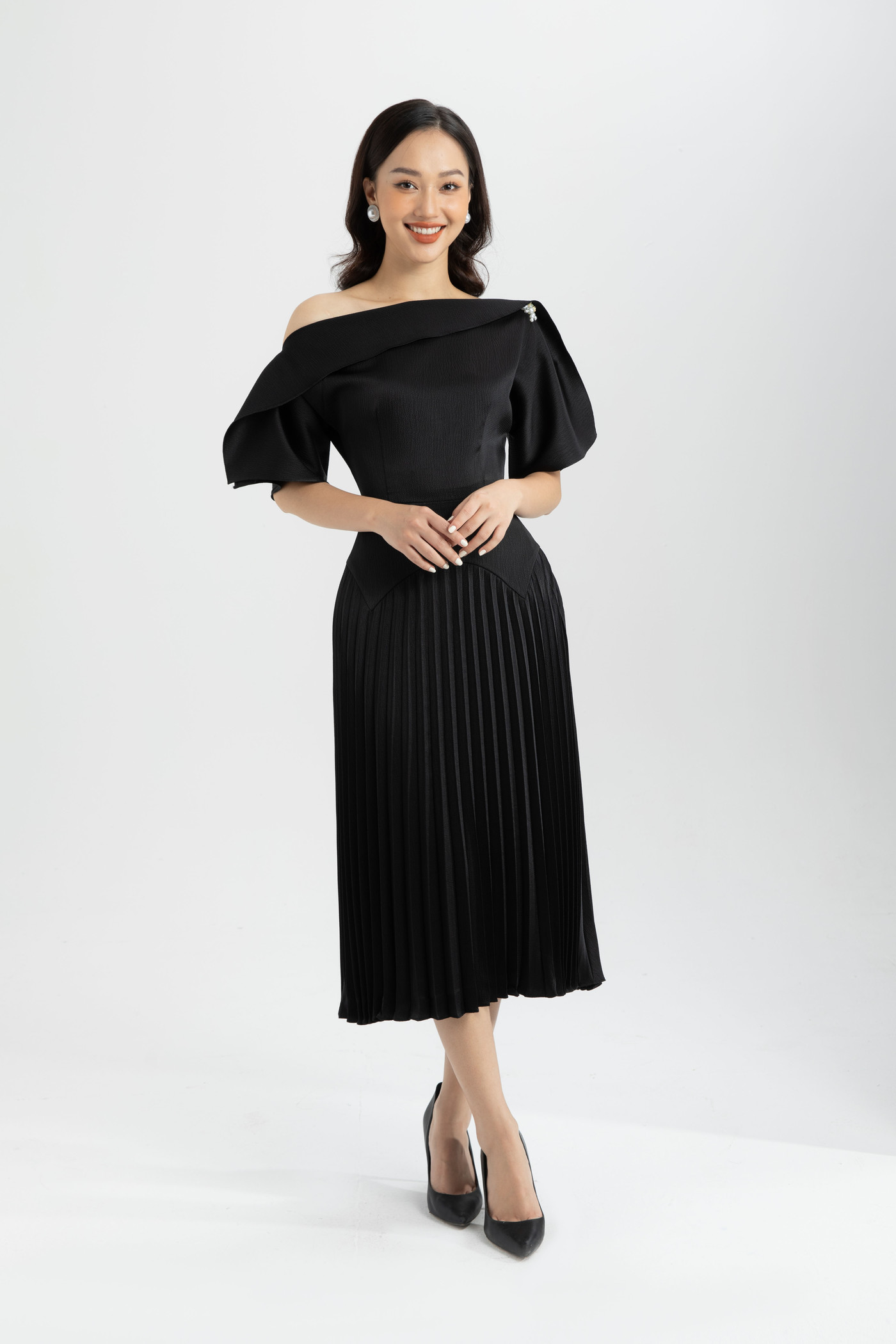 Đầm lụa cổ đổ tùng xếp ly 