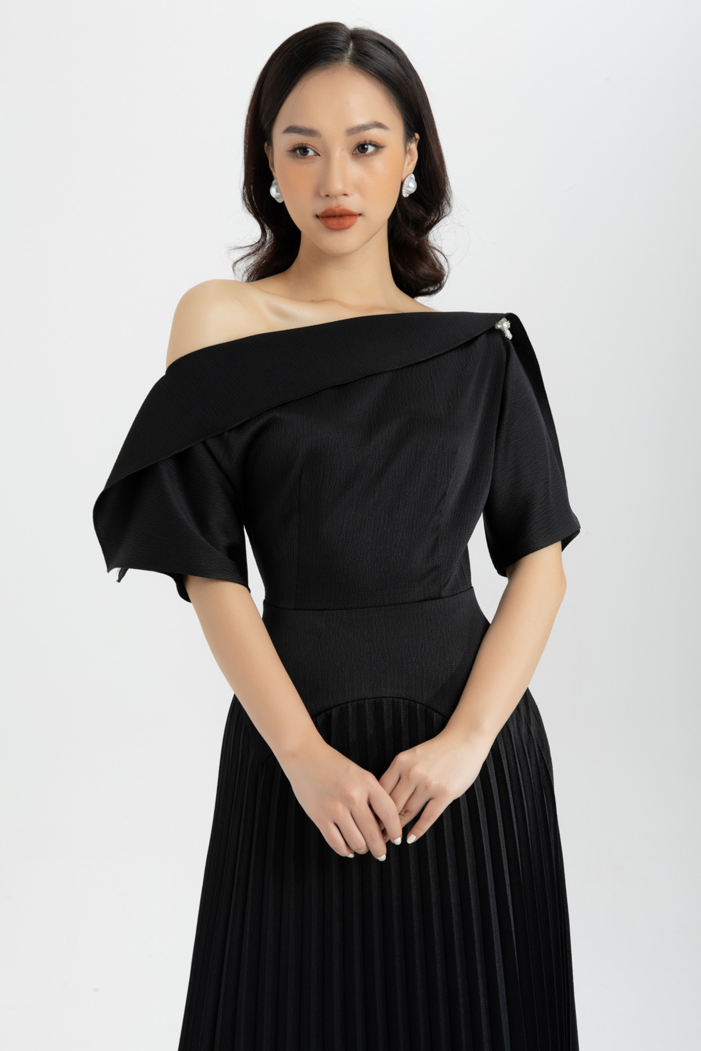 Đầm lụa cổ đổ tùng xếp ly 