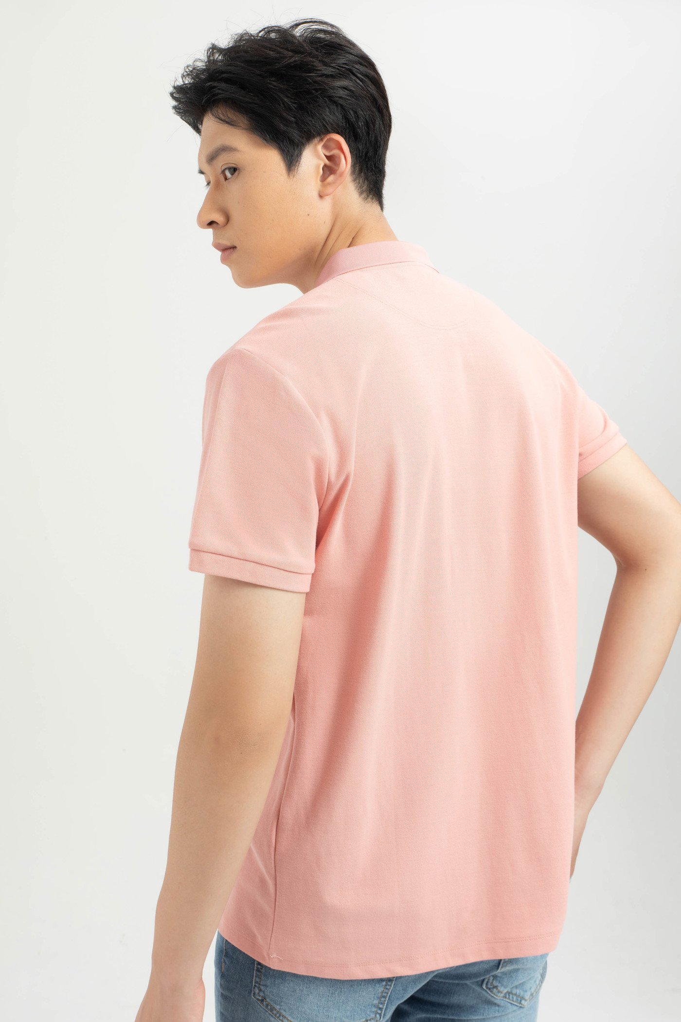 Áo polo chữ nổi