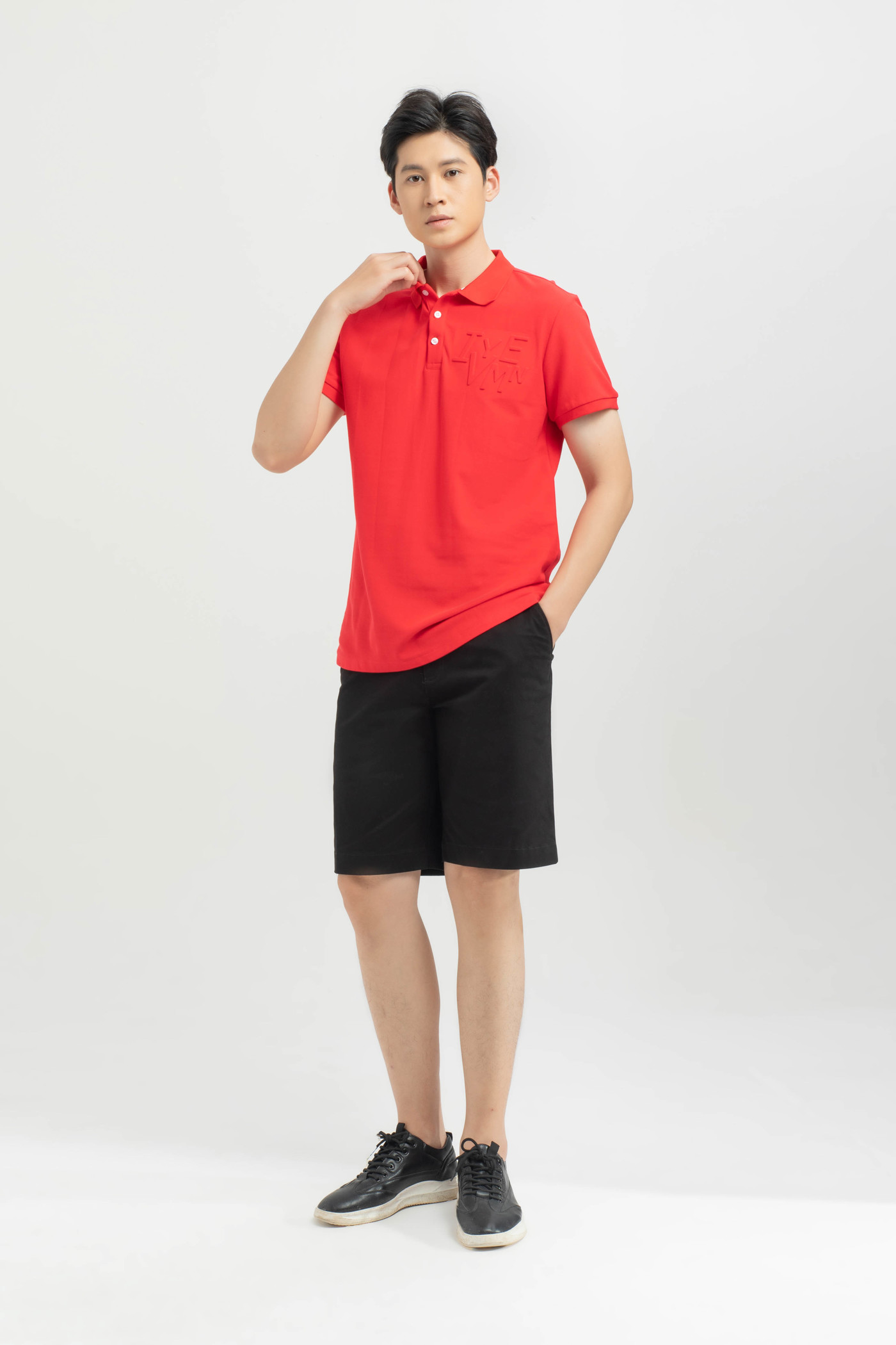 Áo polo chữ nổi