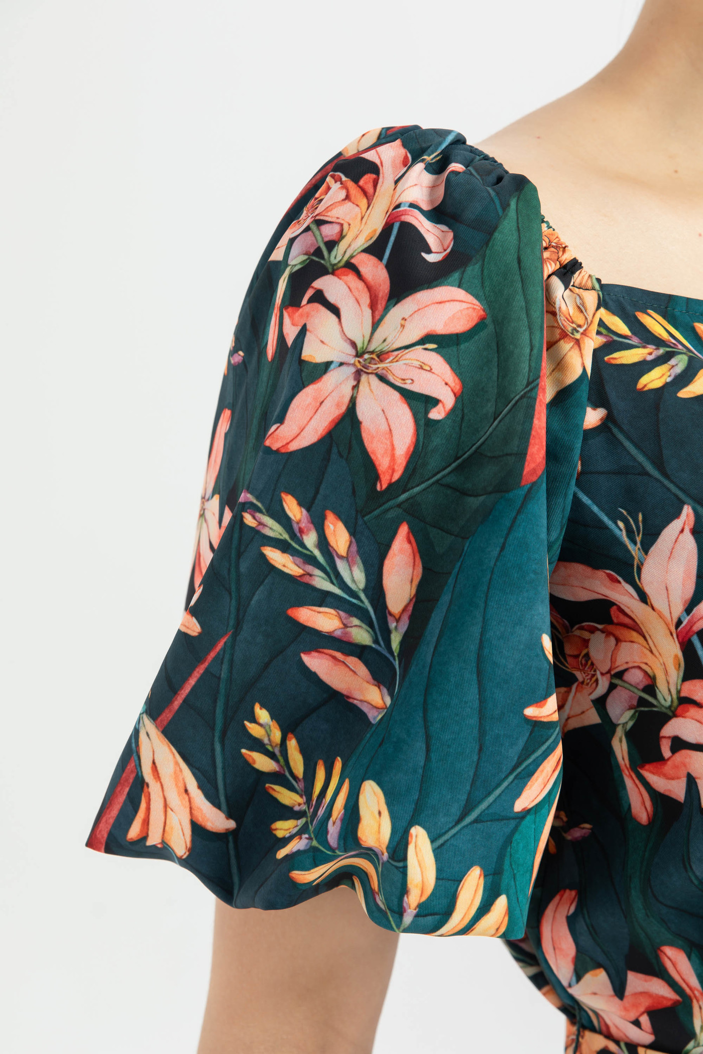 Jumpsuit họa tiết đai liền