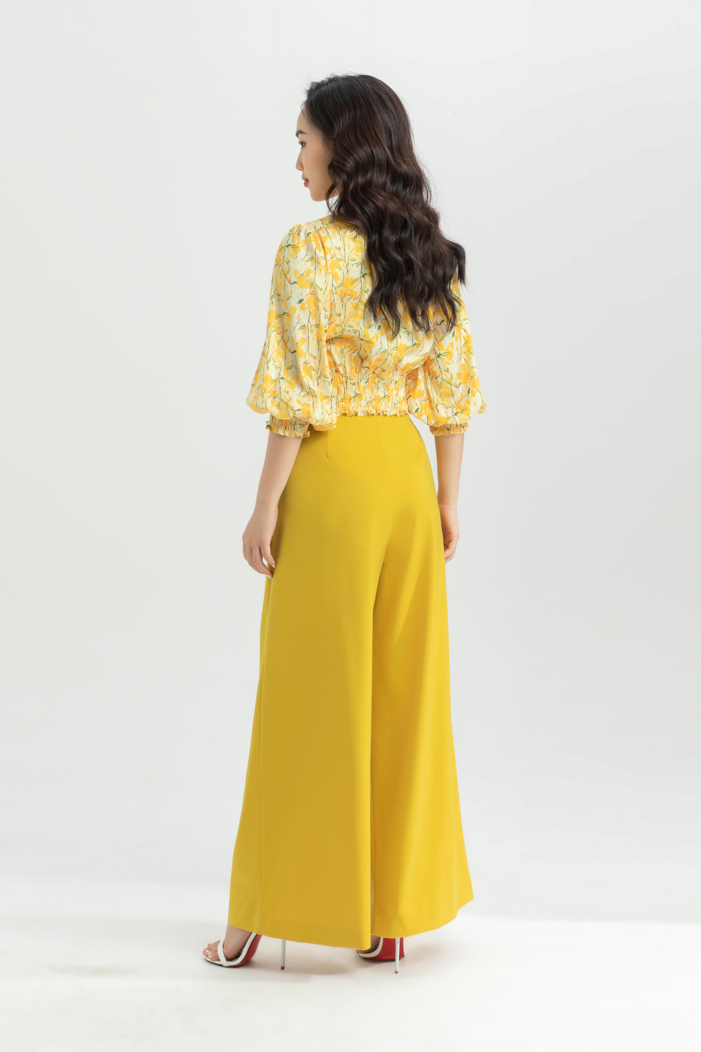 Áo croptop họa tiết cổ V