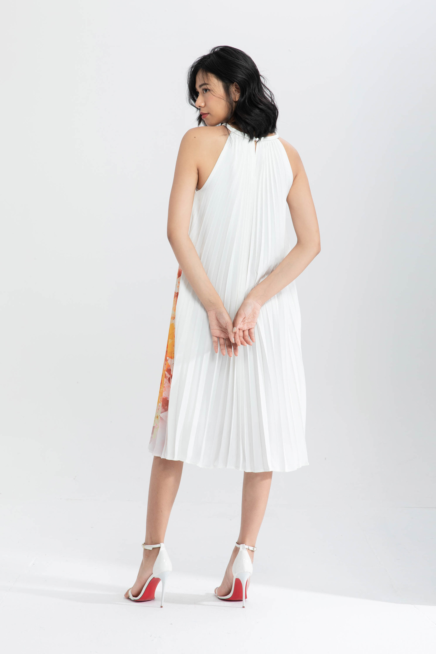 Đầm xếp ly cổ yếm 