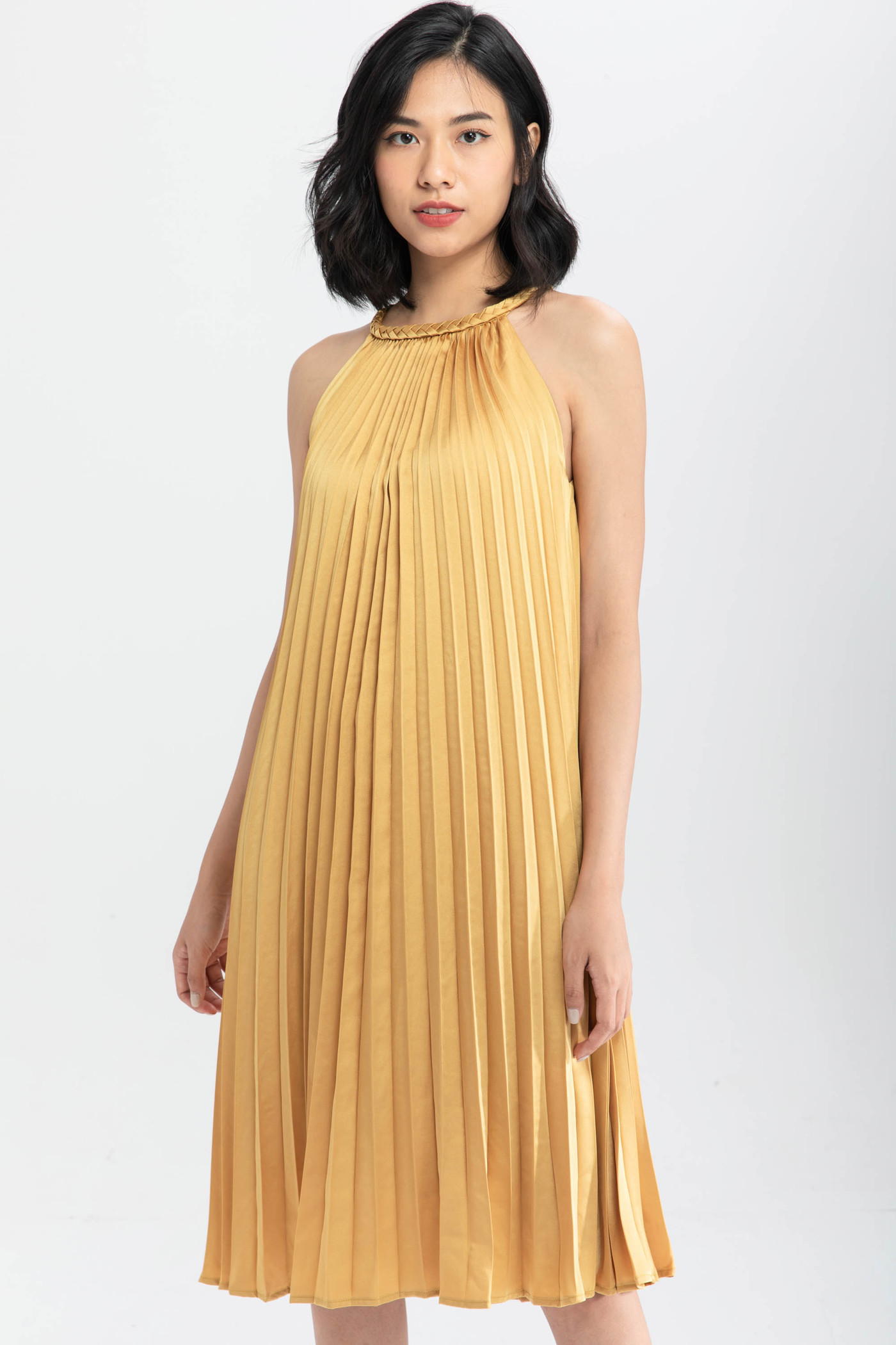 Đầm xếp ly cổ yếm