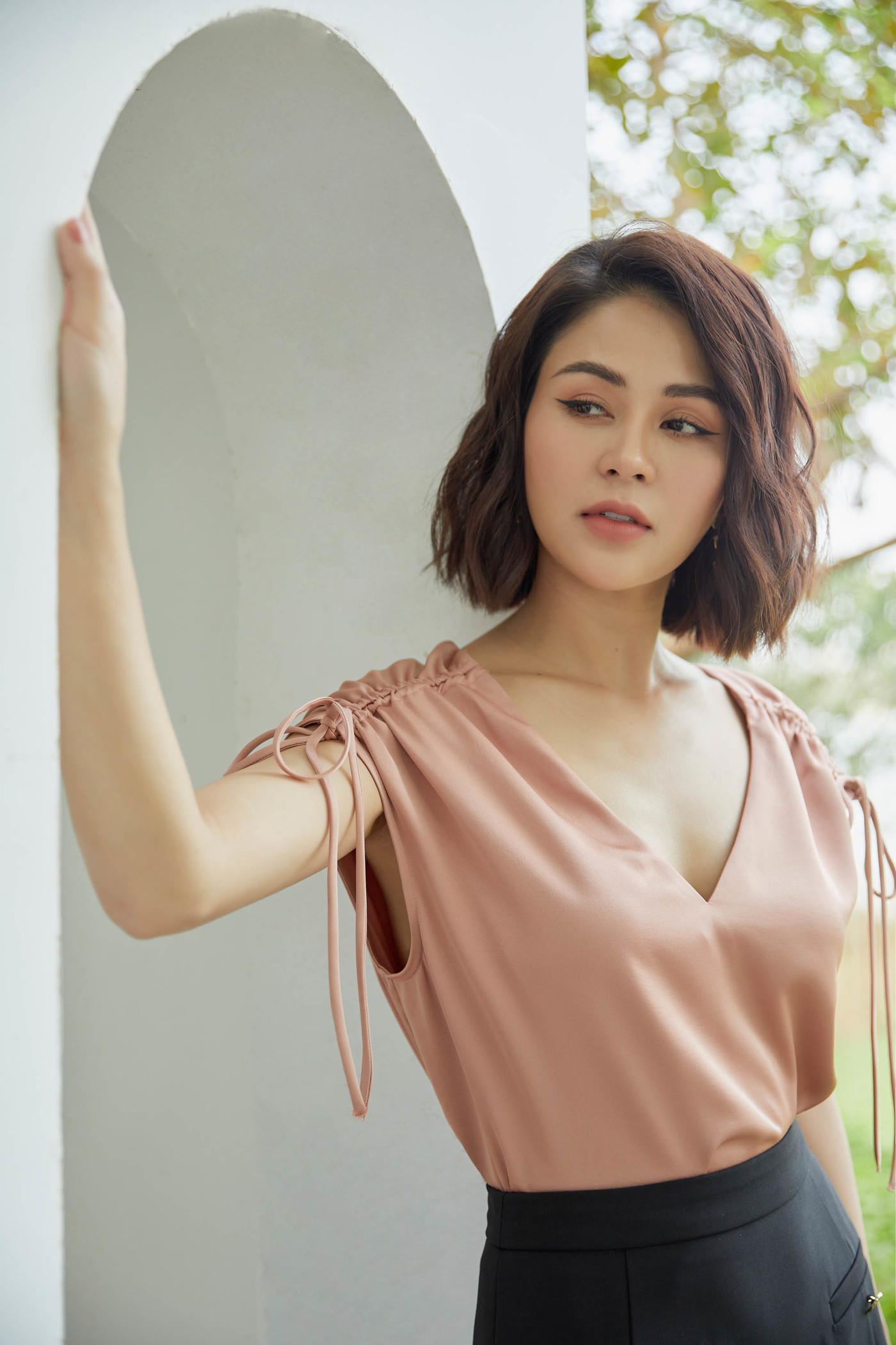 Áo cổ V vai thắt dây