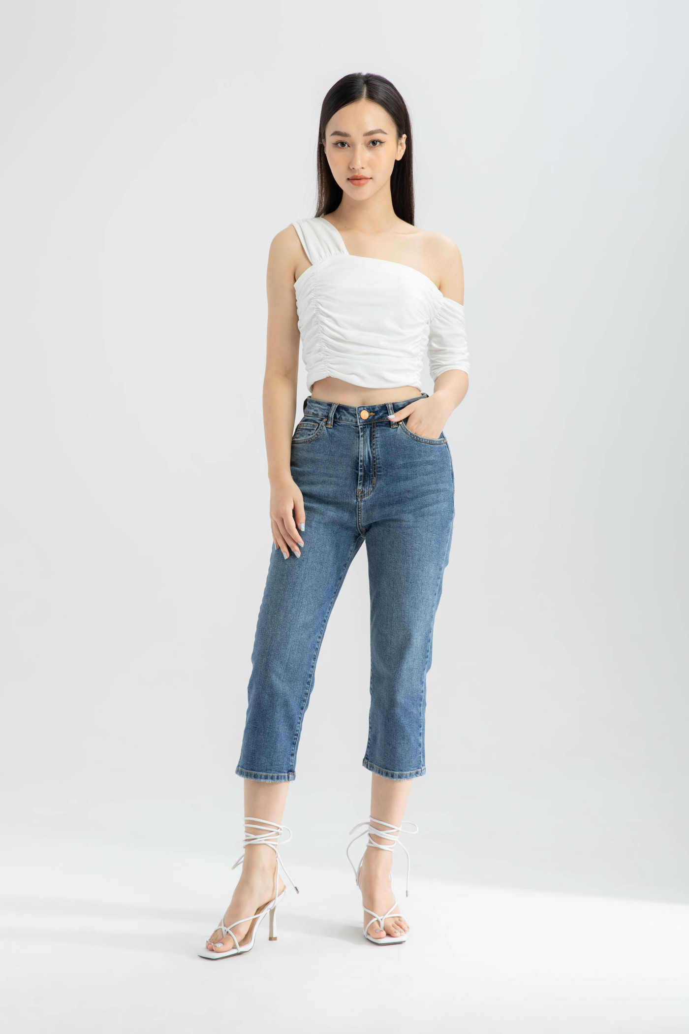 Quần jeans lửng ngang bắp