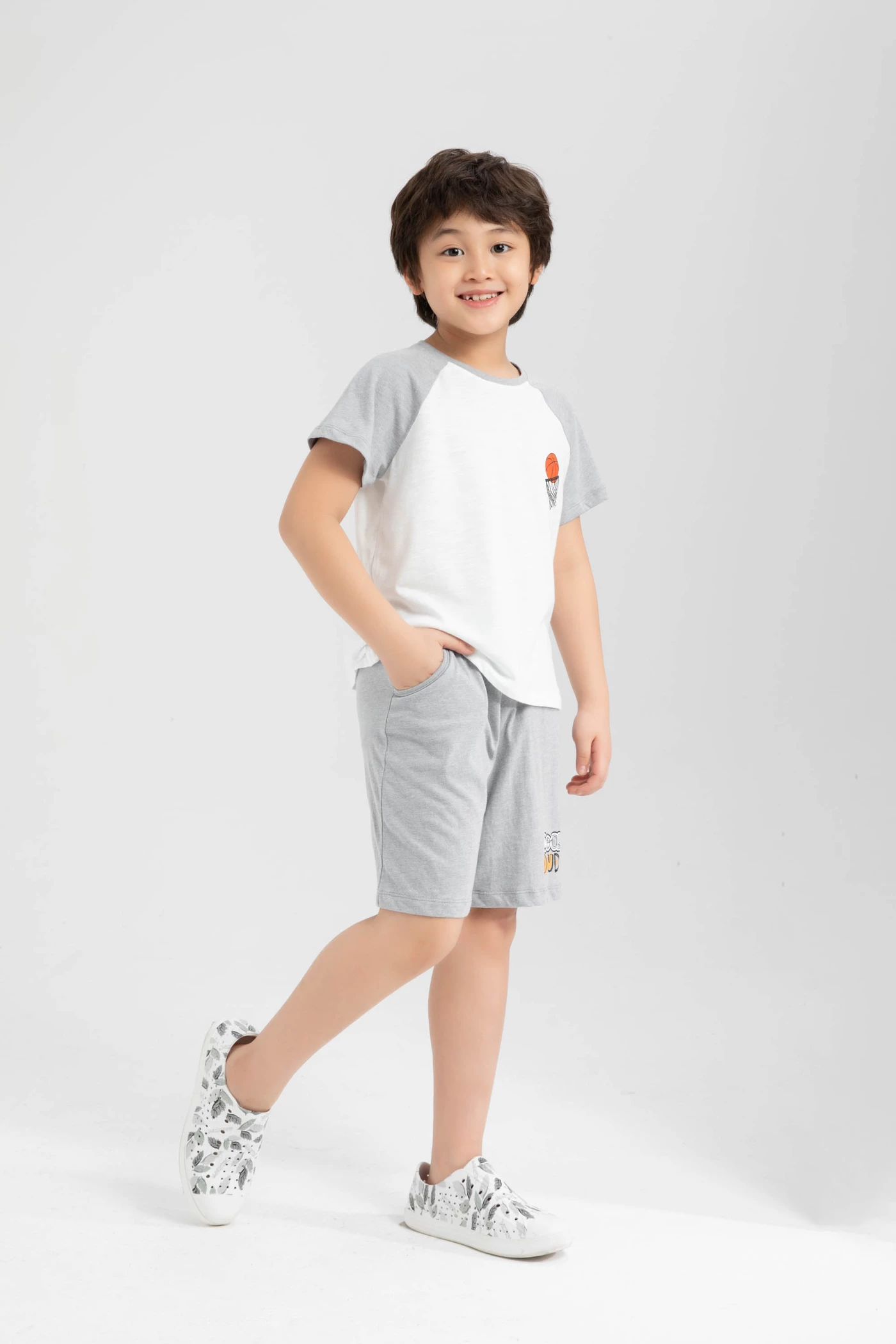 Áo bé trai bóng rổ (màu ngẫu nhiên)