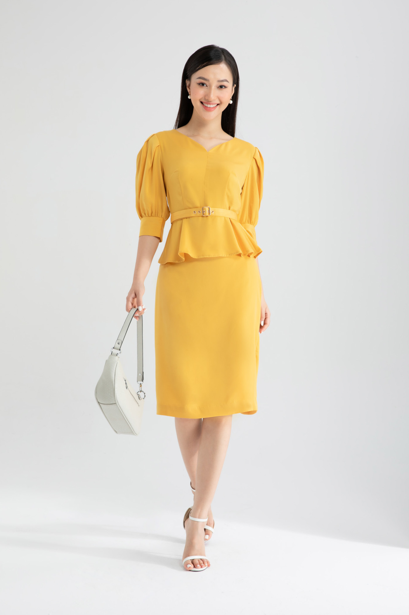 Chân váy midi xẻ phía sau 