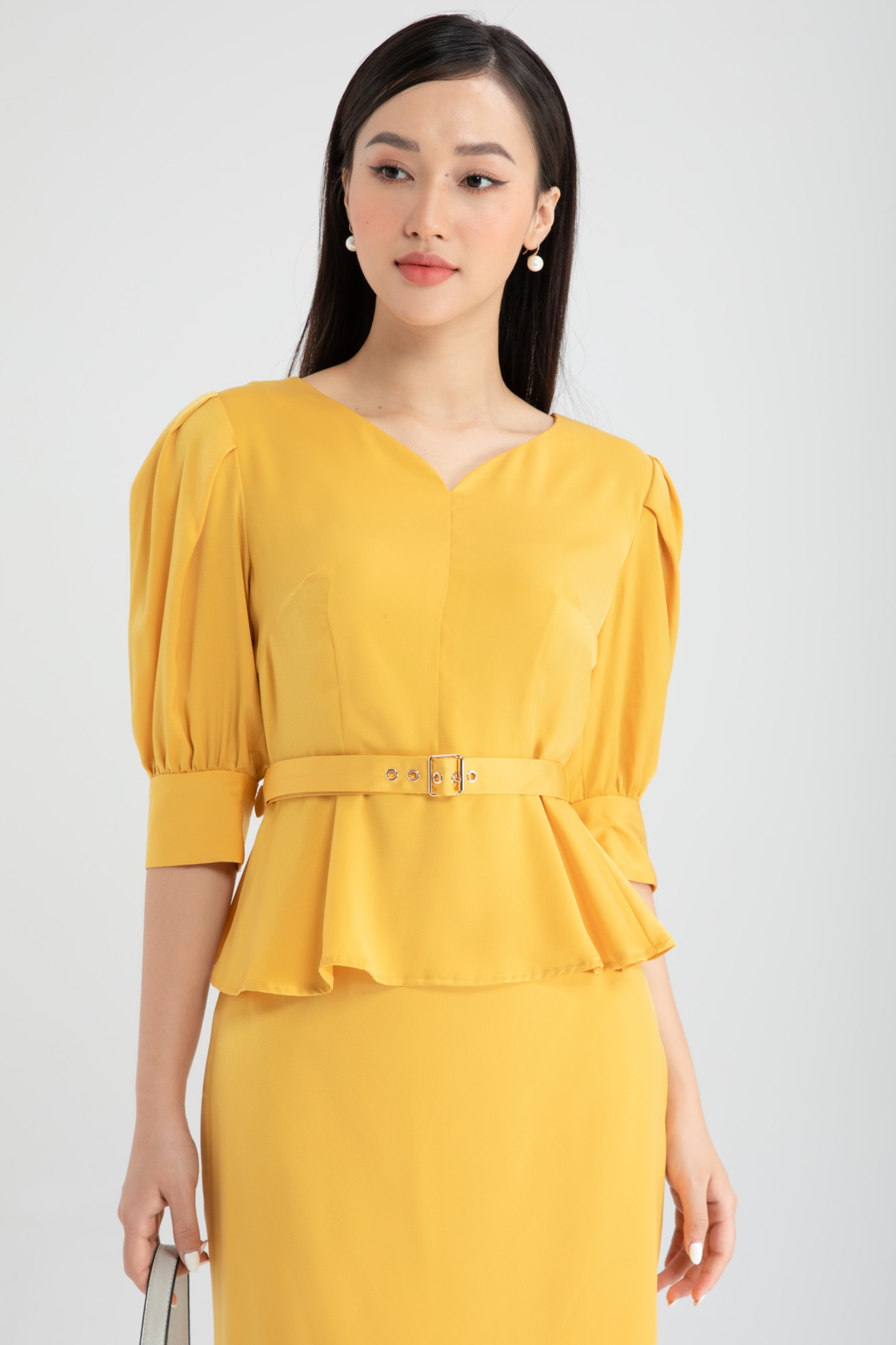 Chân váy midi xẻ phía sau 