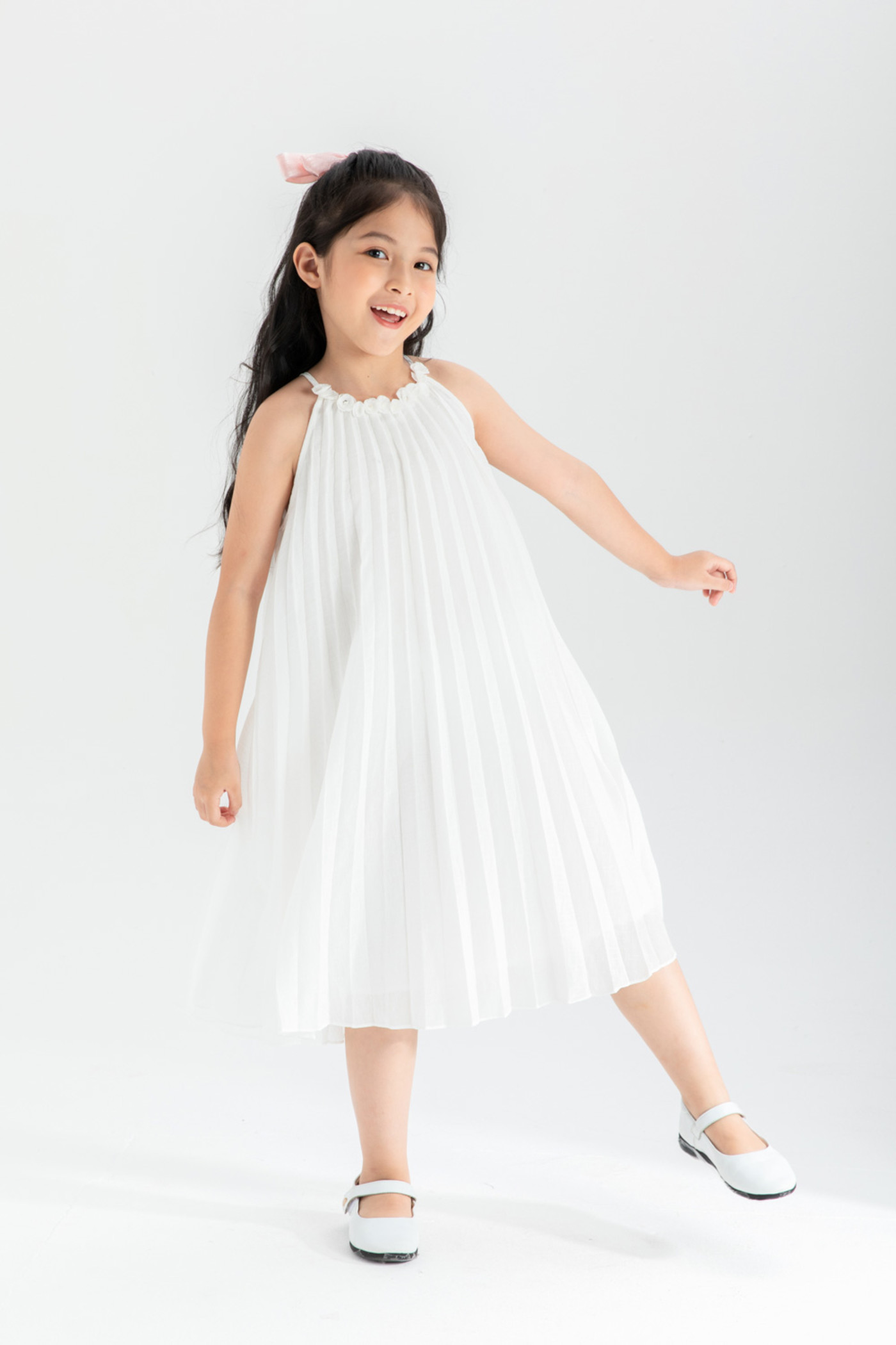 Đầm cổ yếm xếp ly
