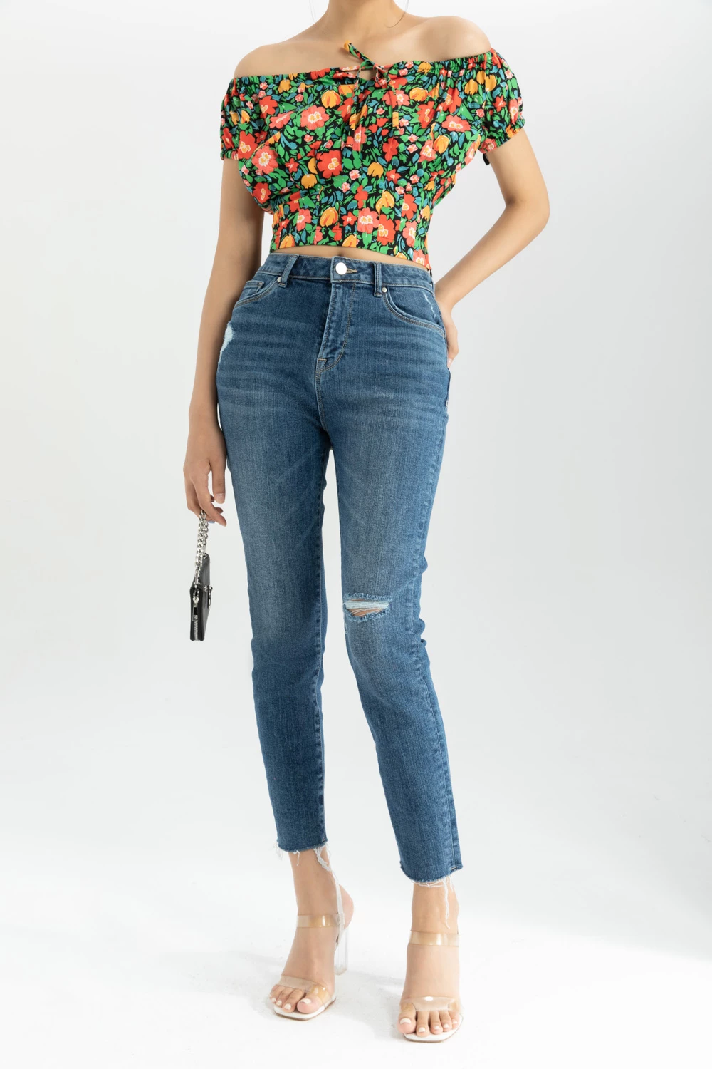 Quần jeans bó rách gối