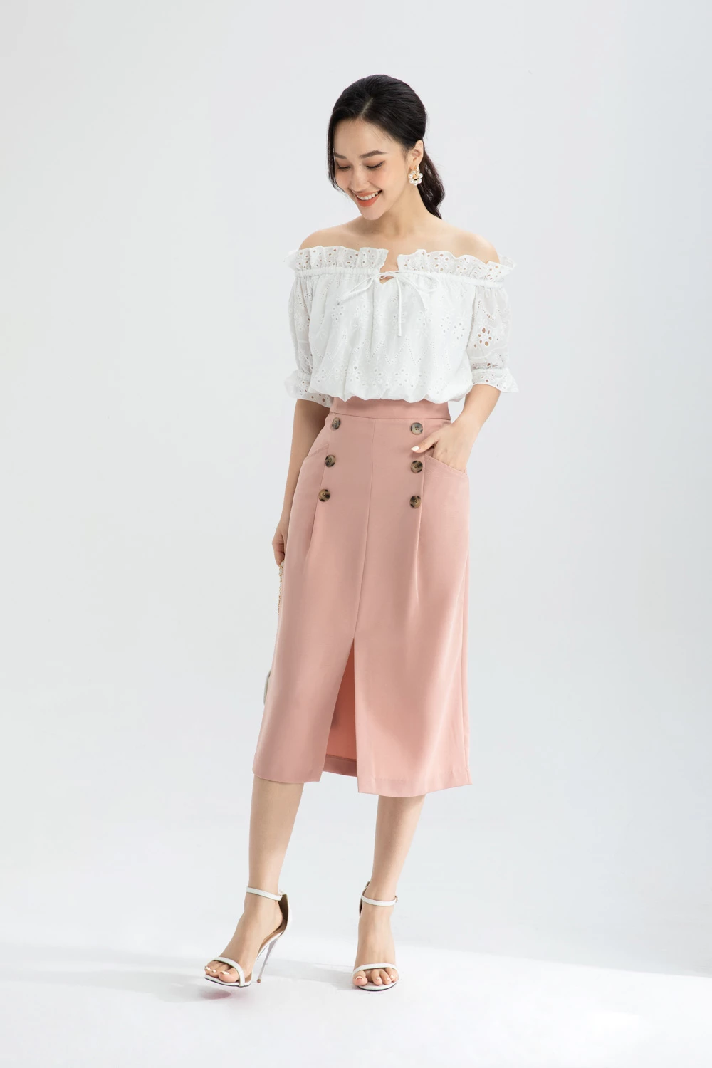 Chân váy xẻ gấu trước