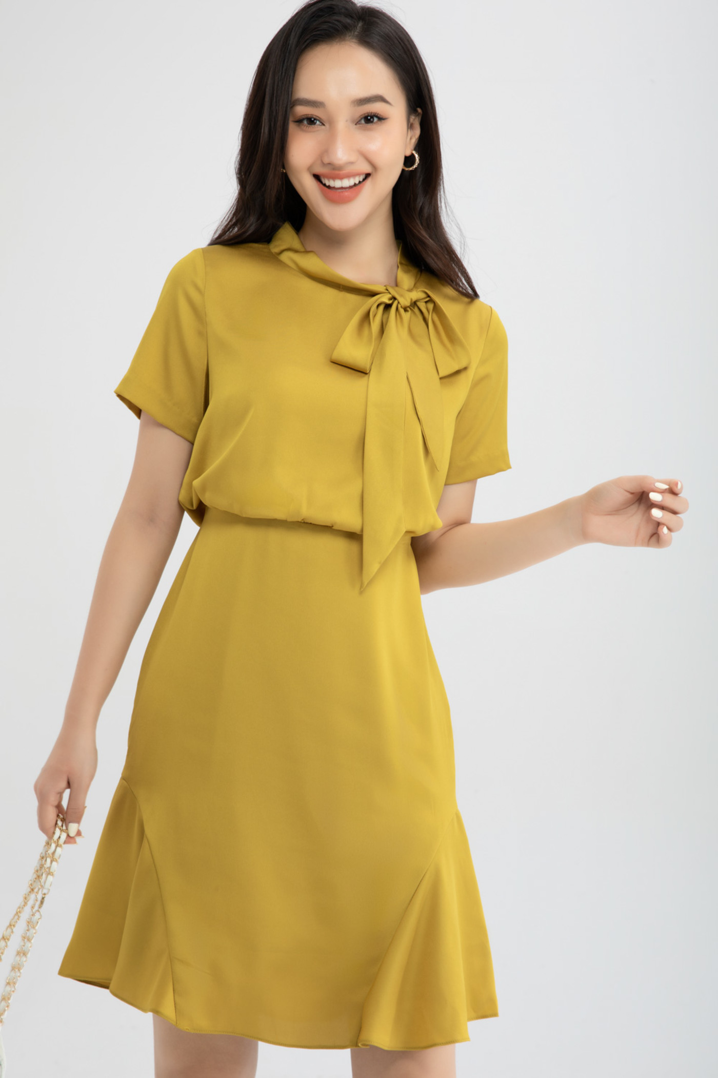 Đầm ôm cổ thắt nơ 