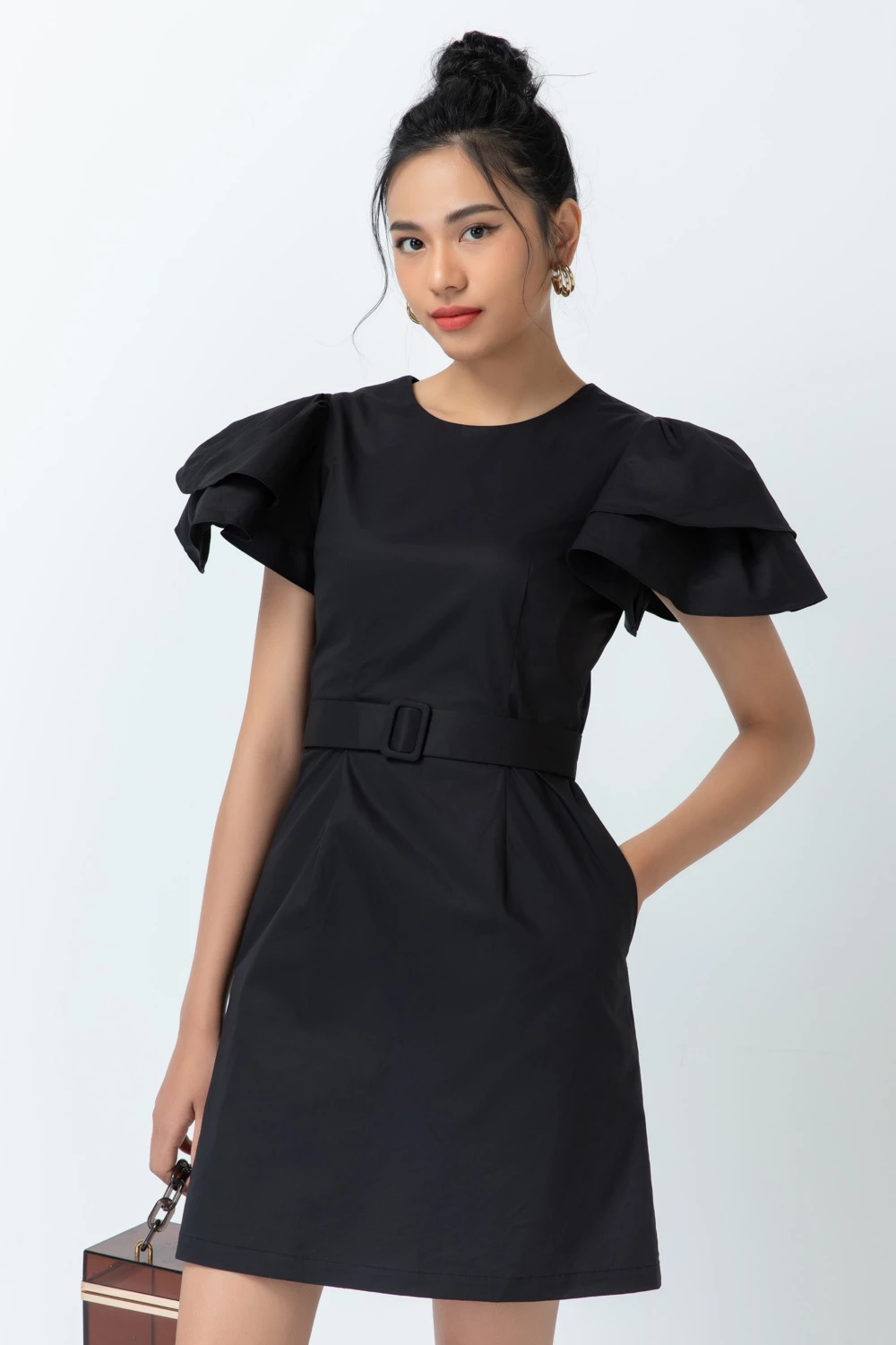Đầm tay xếp xòe
