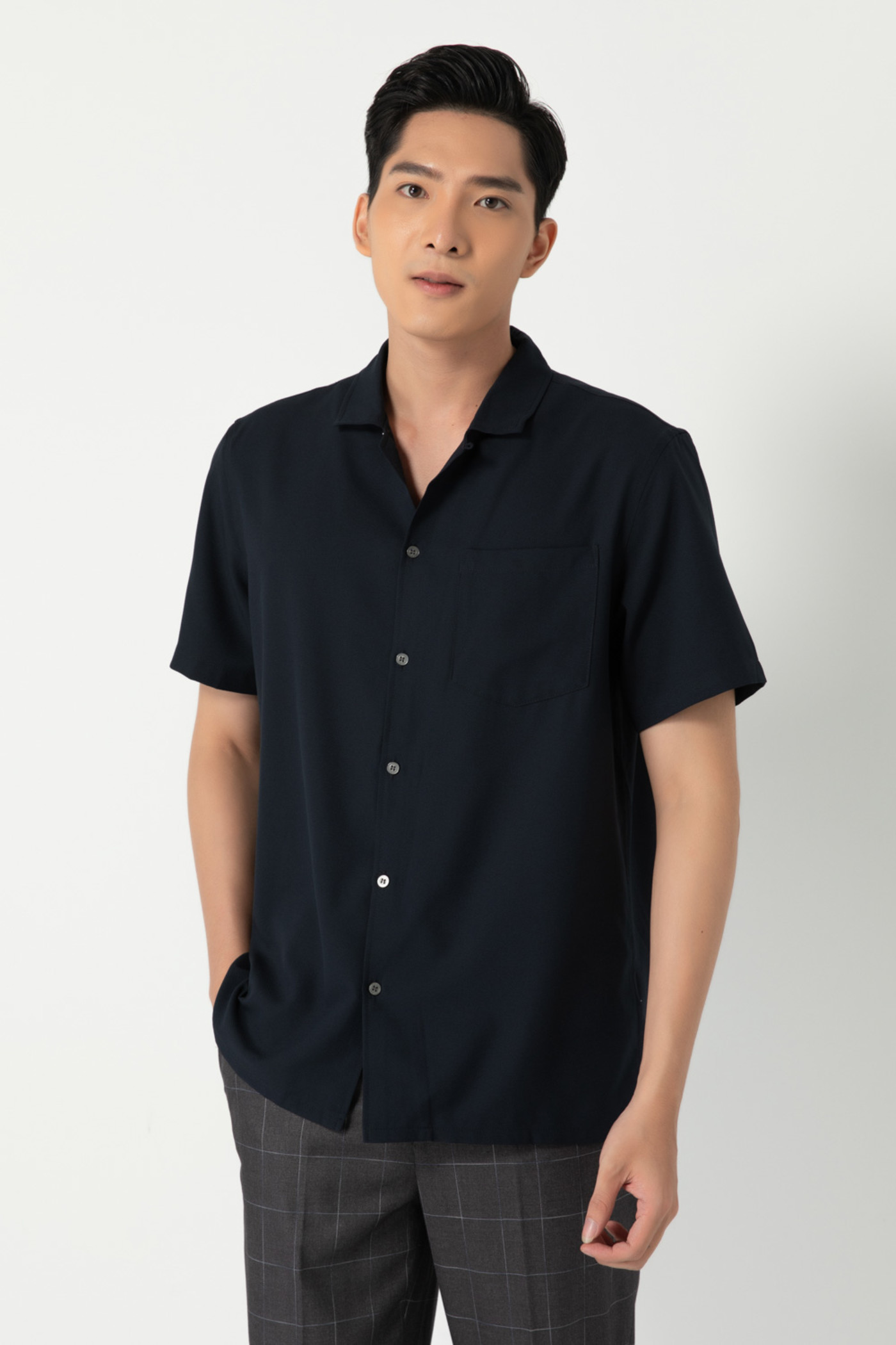 Áo sơ mi đen ngắn tay 