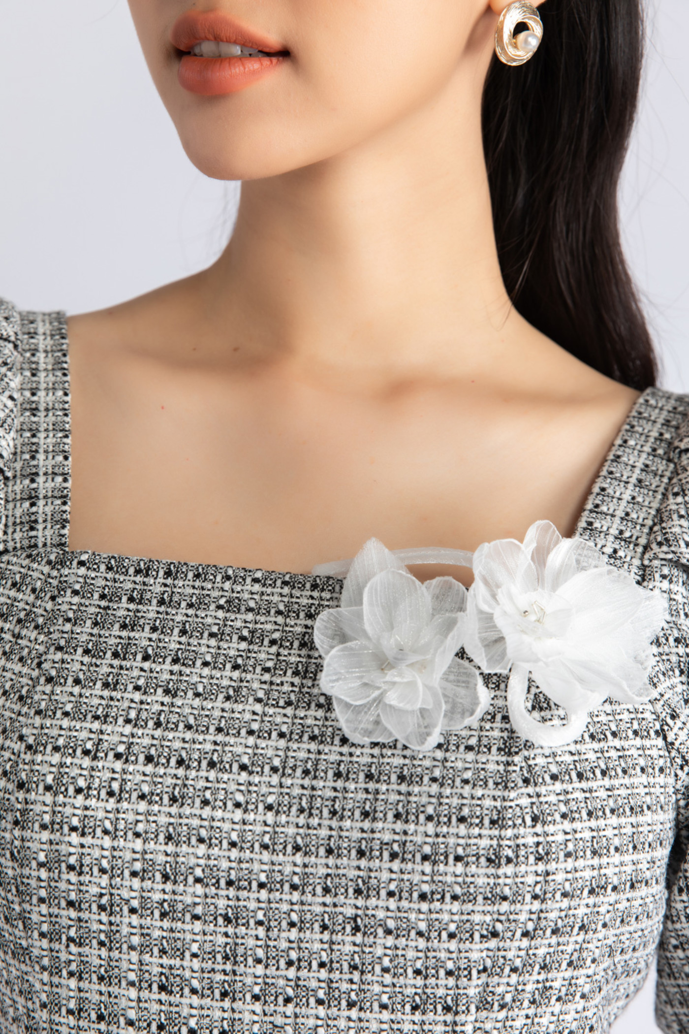 Đầm tweed ôm hoa nổi 