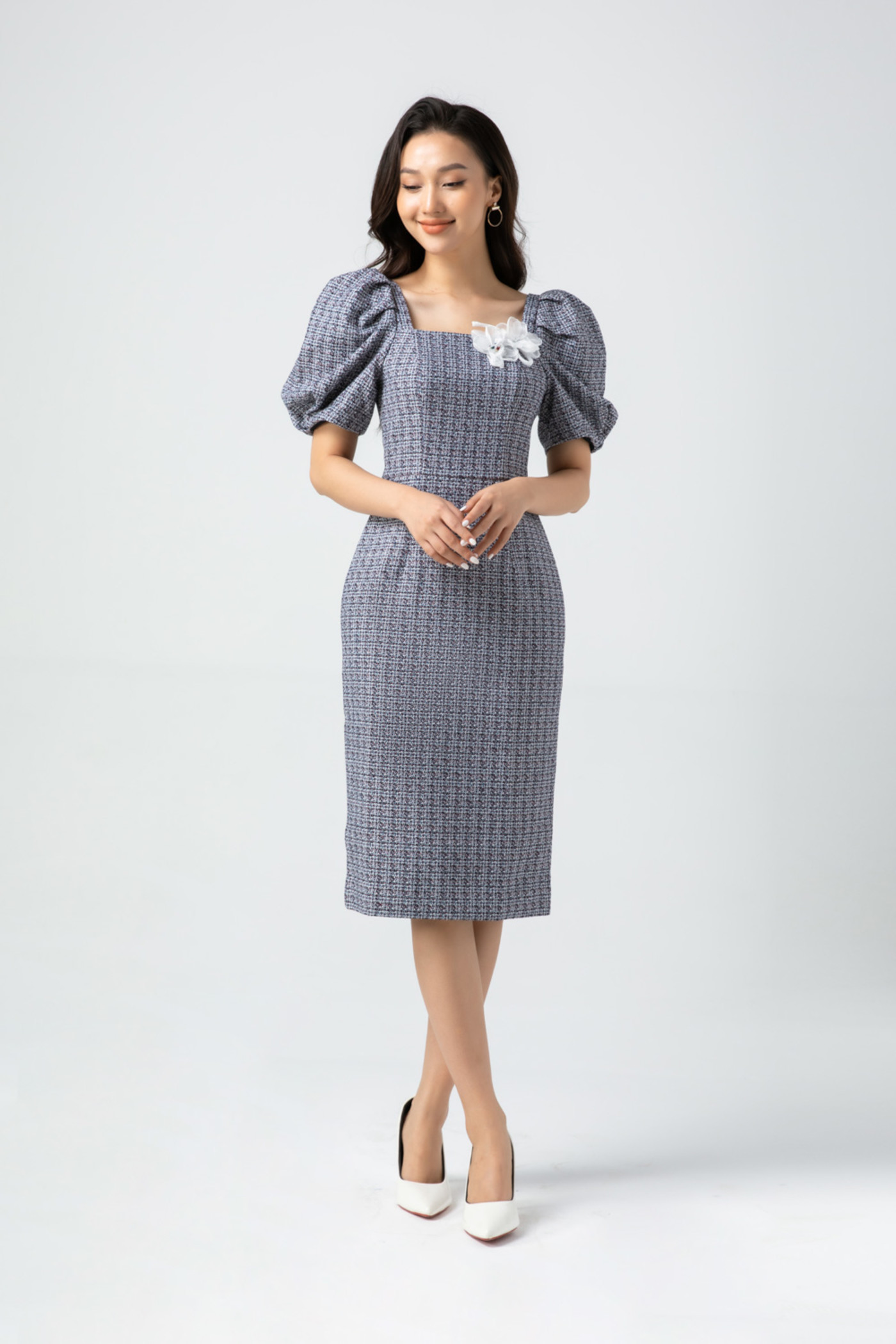 Đầm tweed ôm hoa nổi 