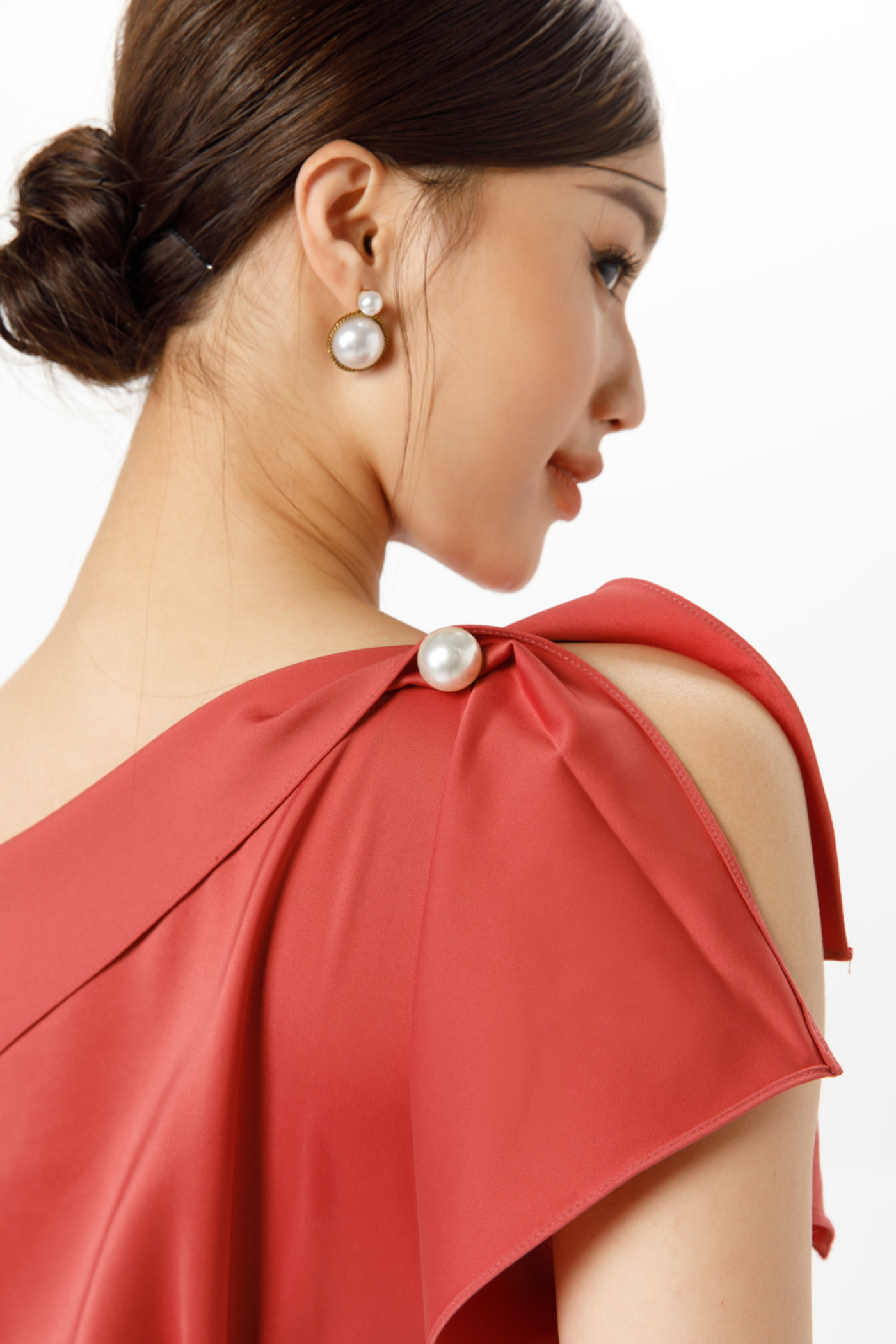 Đầm lệch vai đính ngọc trai 