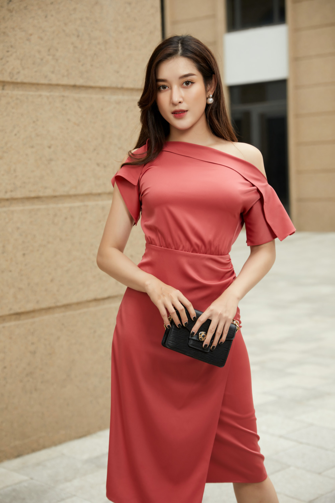 Đầm lệch vai đính ngọc trai 