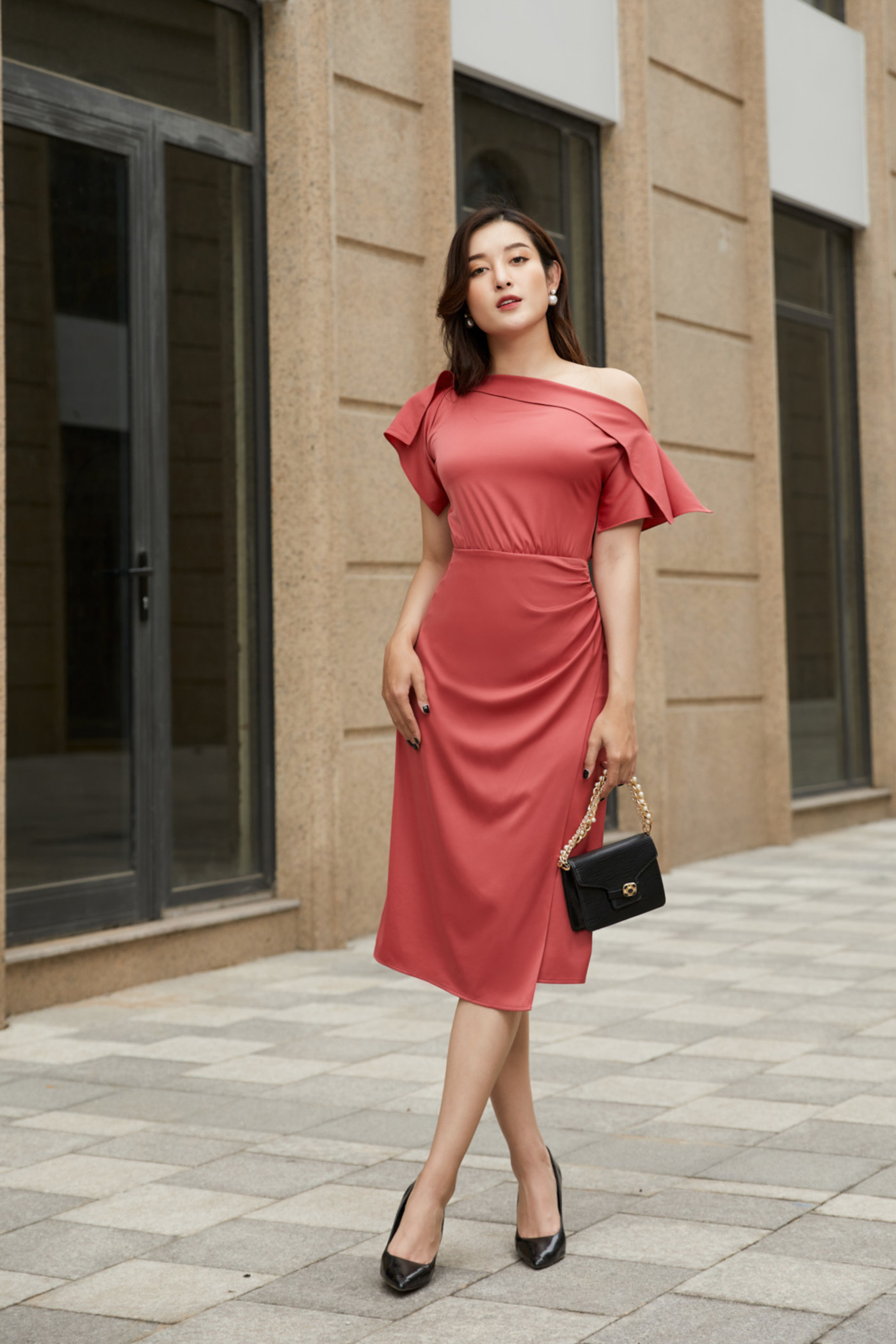 Đầm lệch vai đính ngọc trai 