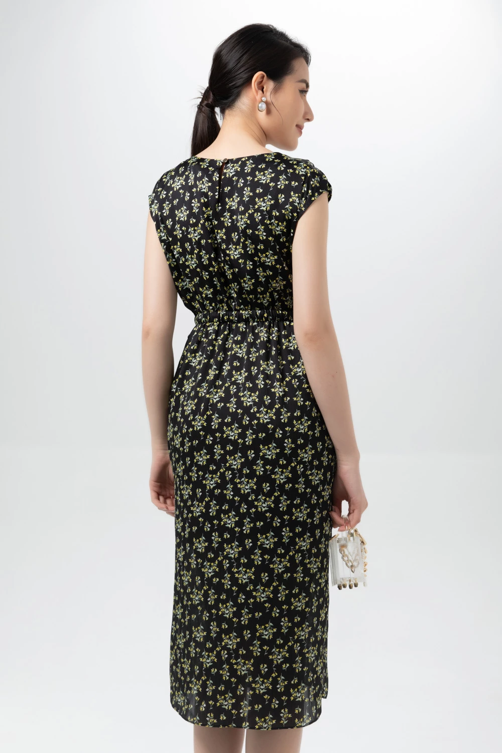 Đầm lụa nhấn eo