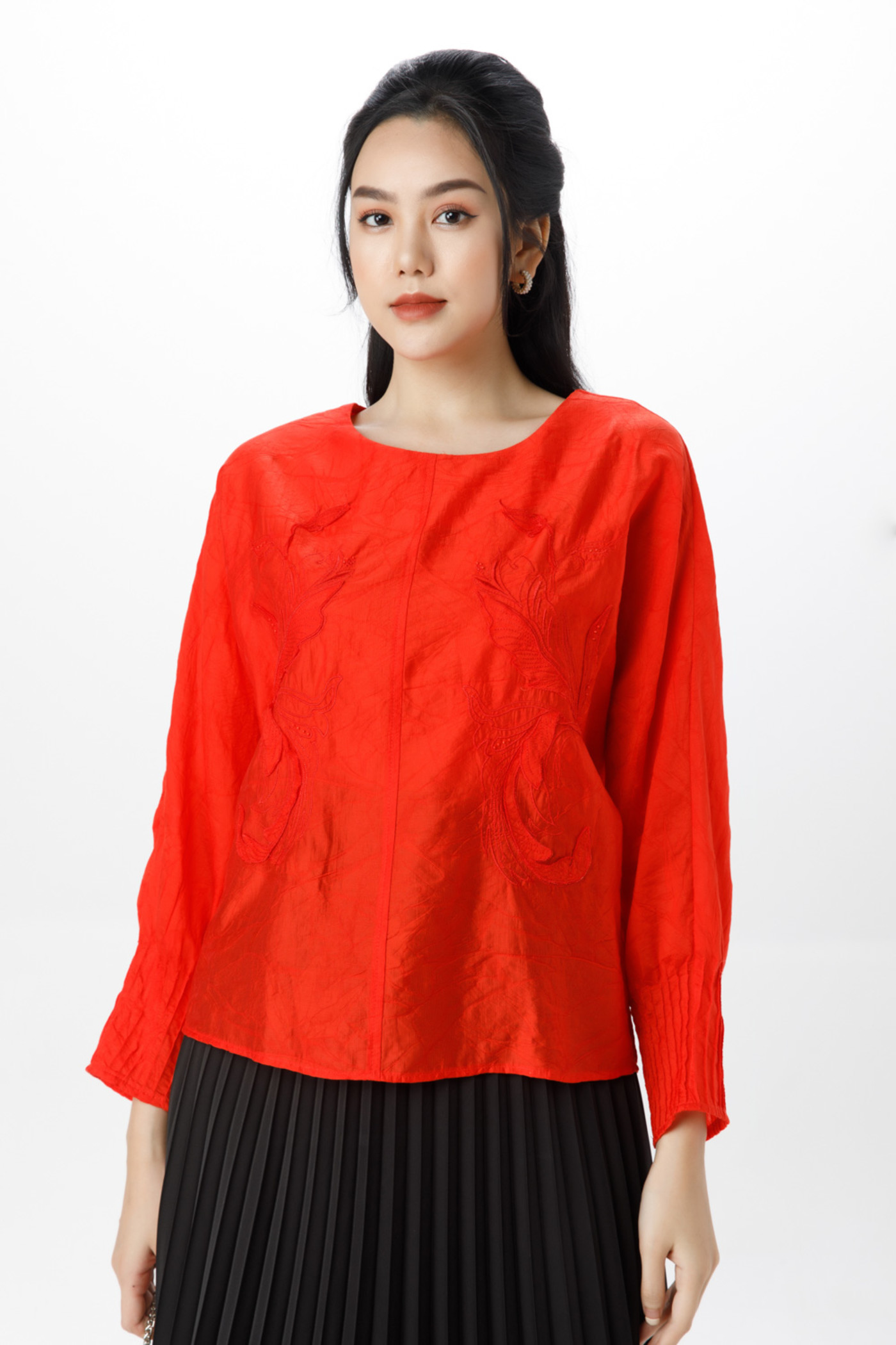 Áo lụa thêu nổi 