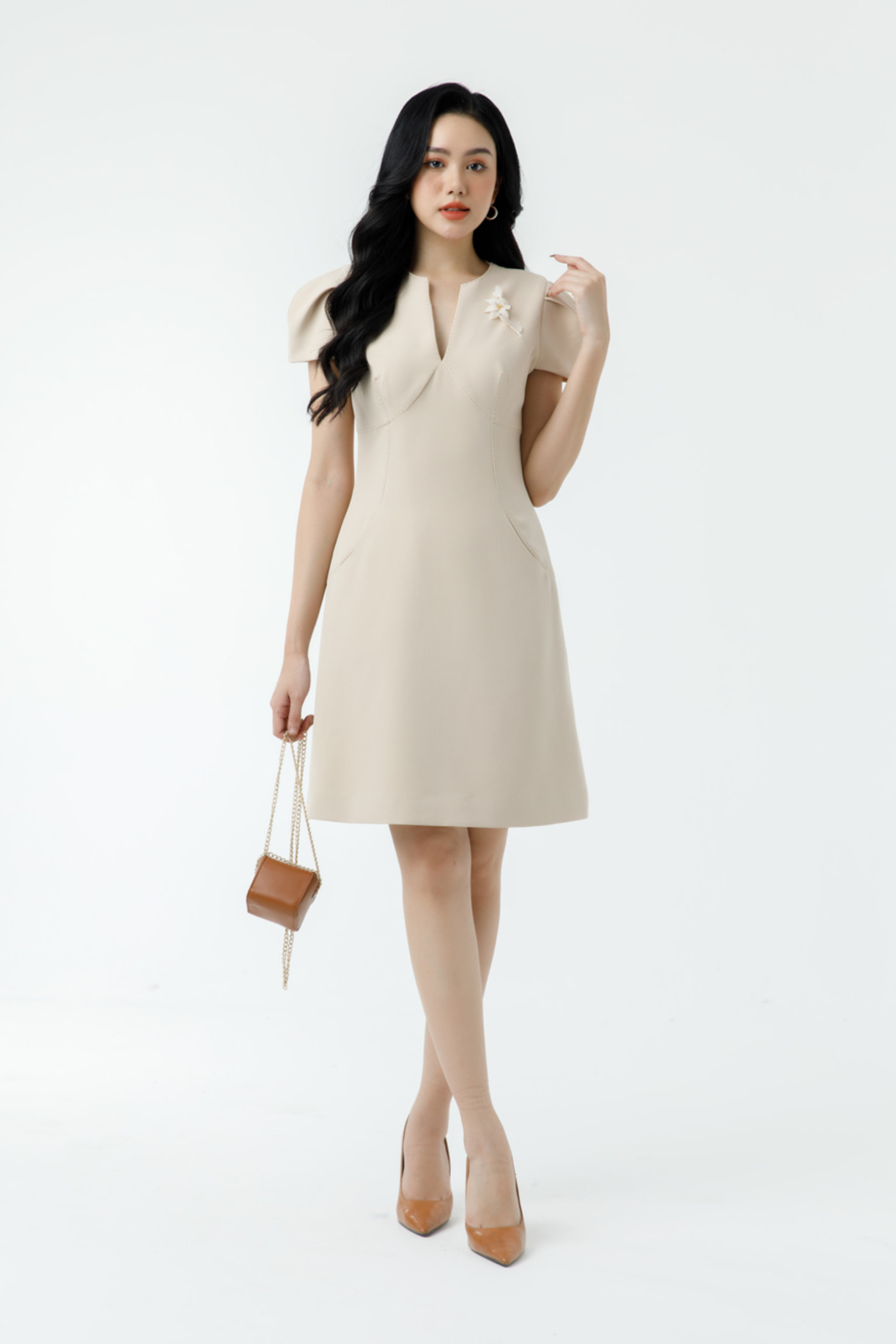 Đầm cổ V đính hoa 