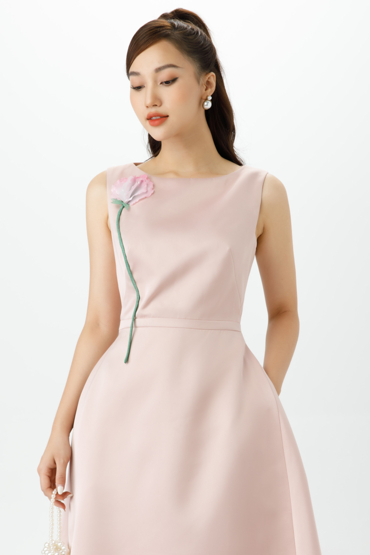 Đầm xòe phối hoa ngực