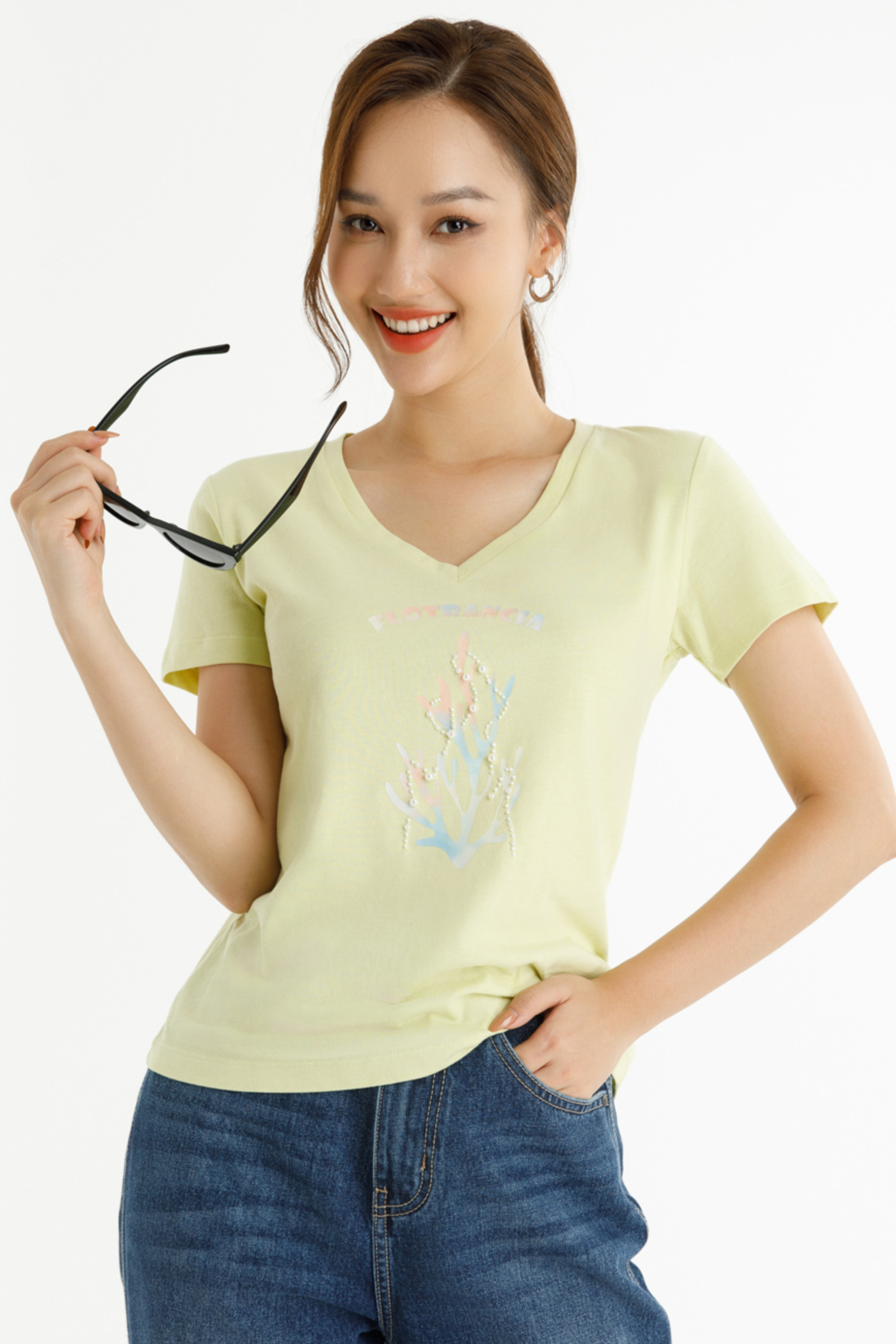 Áo thun đính ngọc trai 