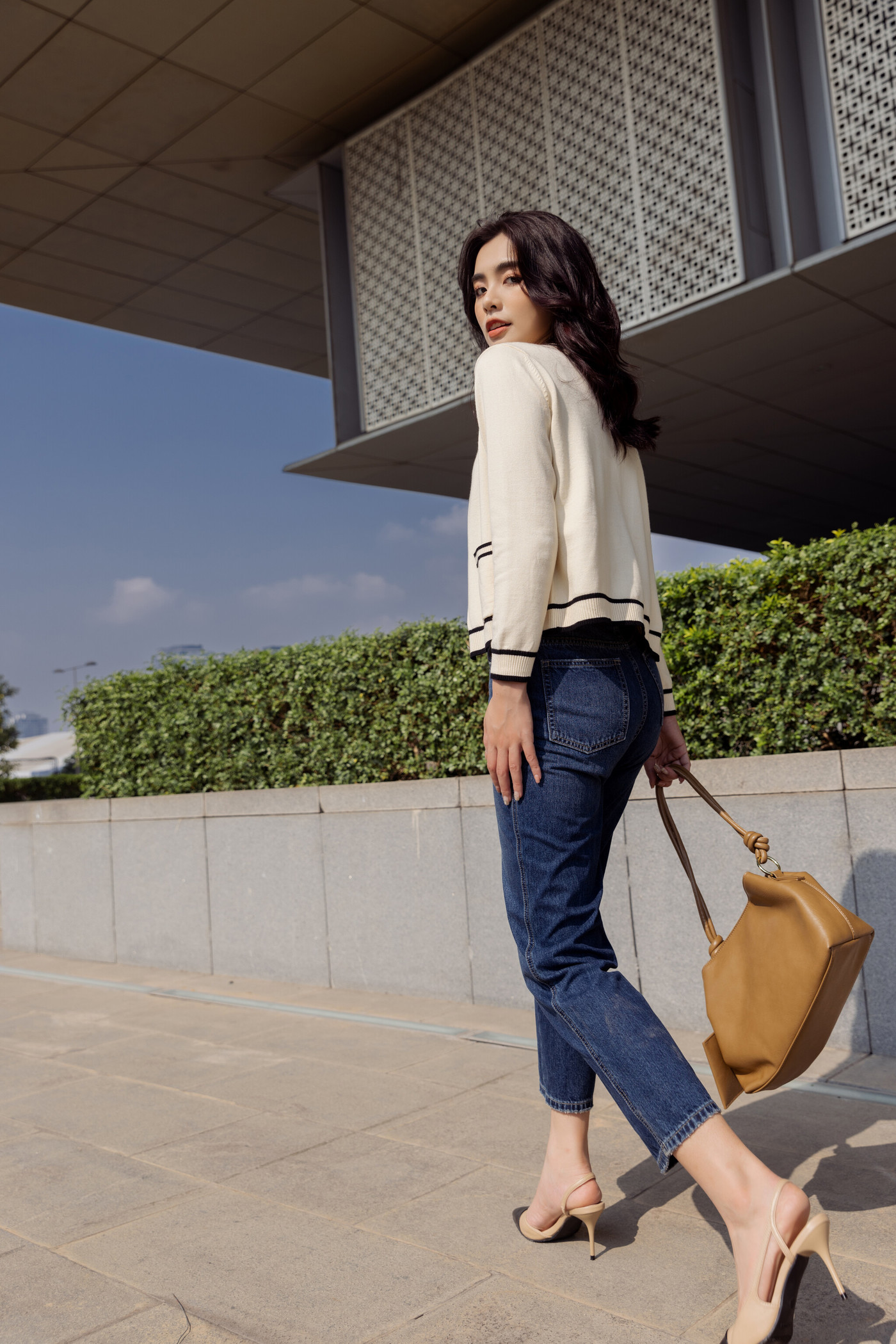 Quần jeans xanh đậm dáng lửng