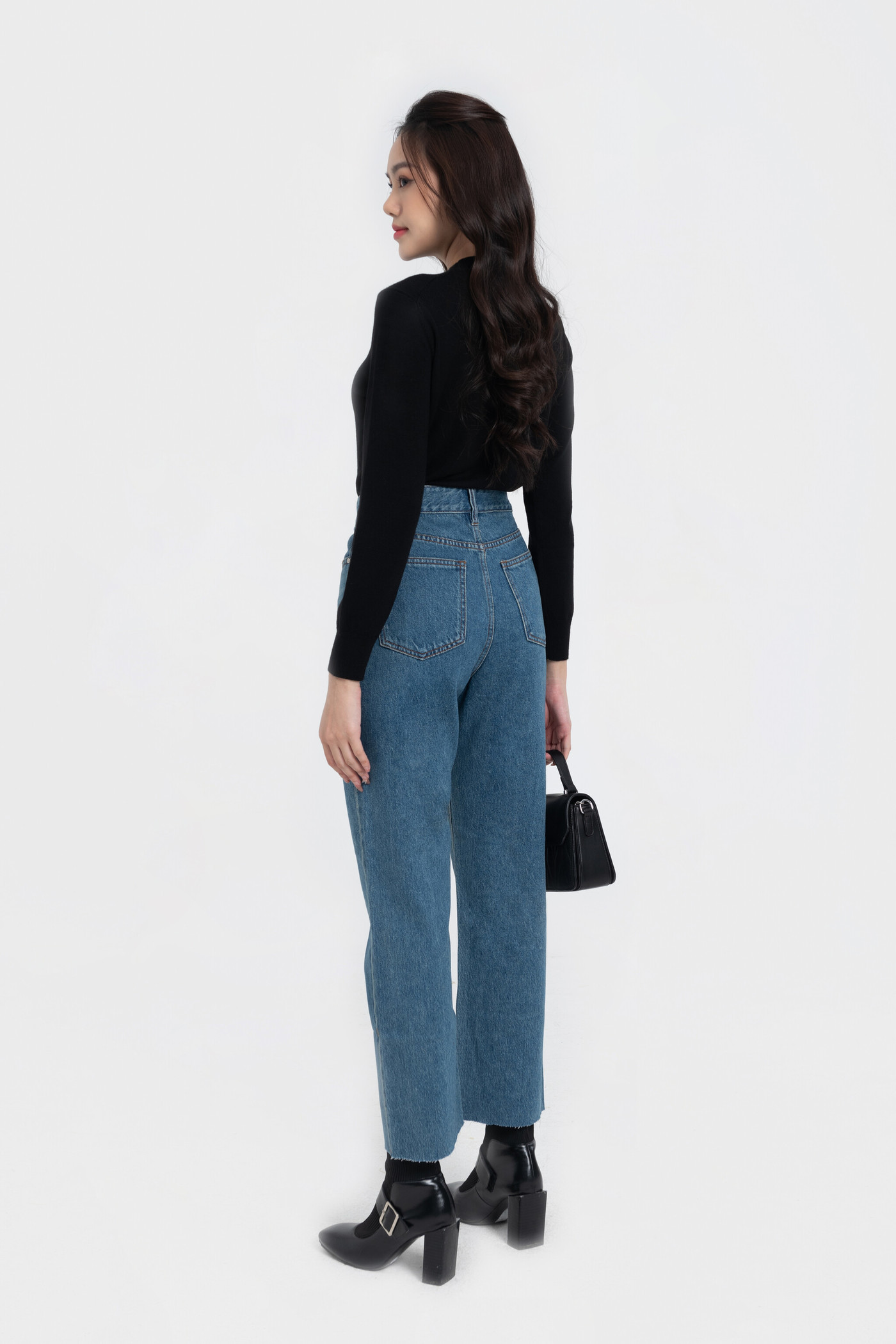 Quần jeans ống loe dáng lửng 