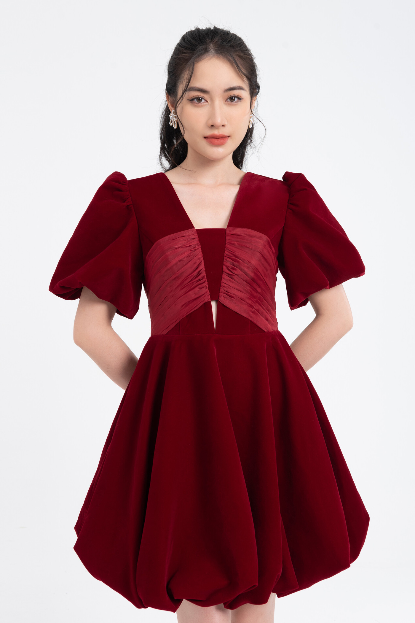 Đầm nhung đỏ dáng bí ngô 