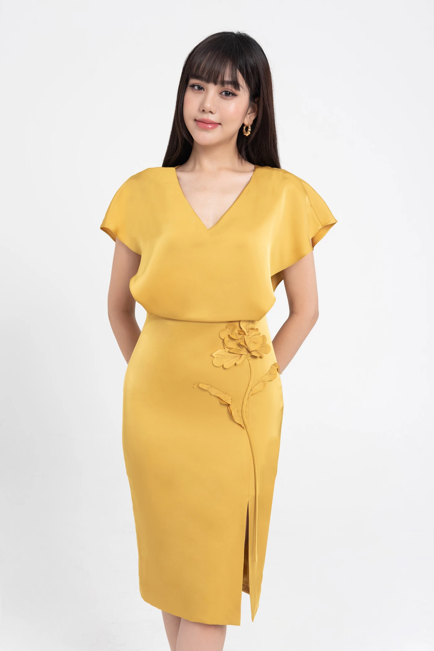 Đầm lụa xẻ trước phối hoa nổi