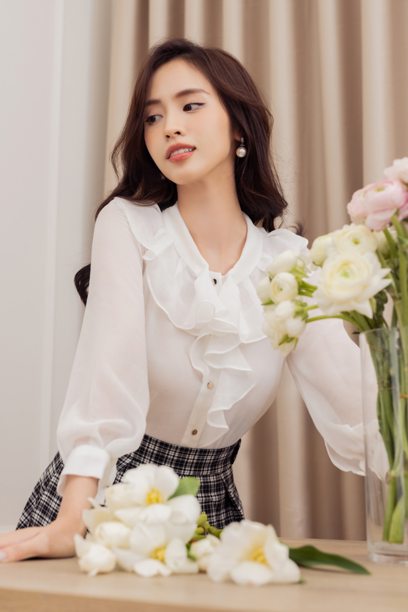 Áo sơ mi lụa cổ xếp bèo 