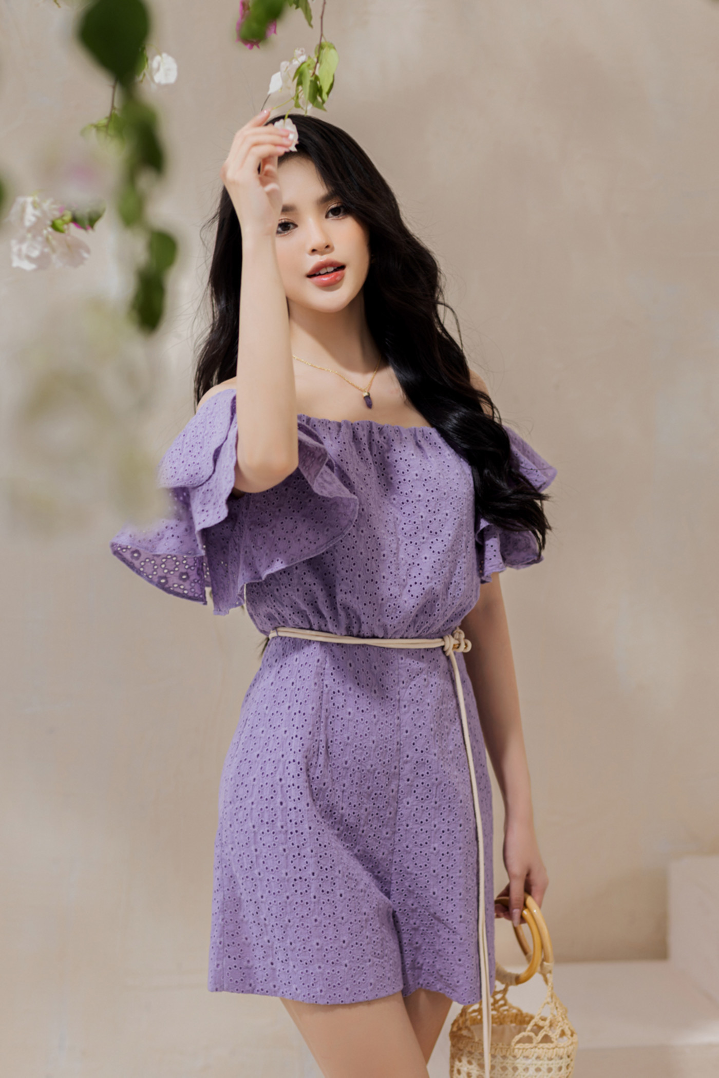 Jumpsuit trễ vai tay bèo