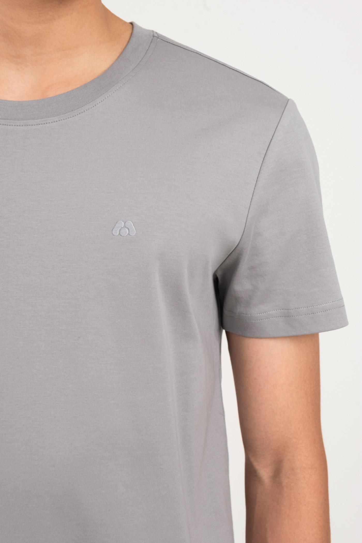 Áo trơn Slim fit thêu Logo